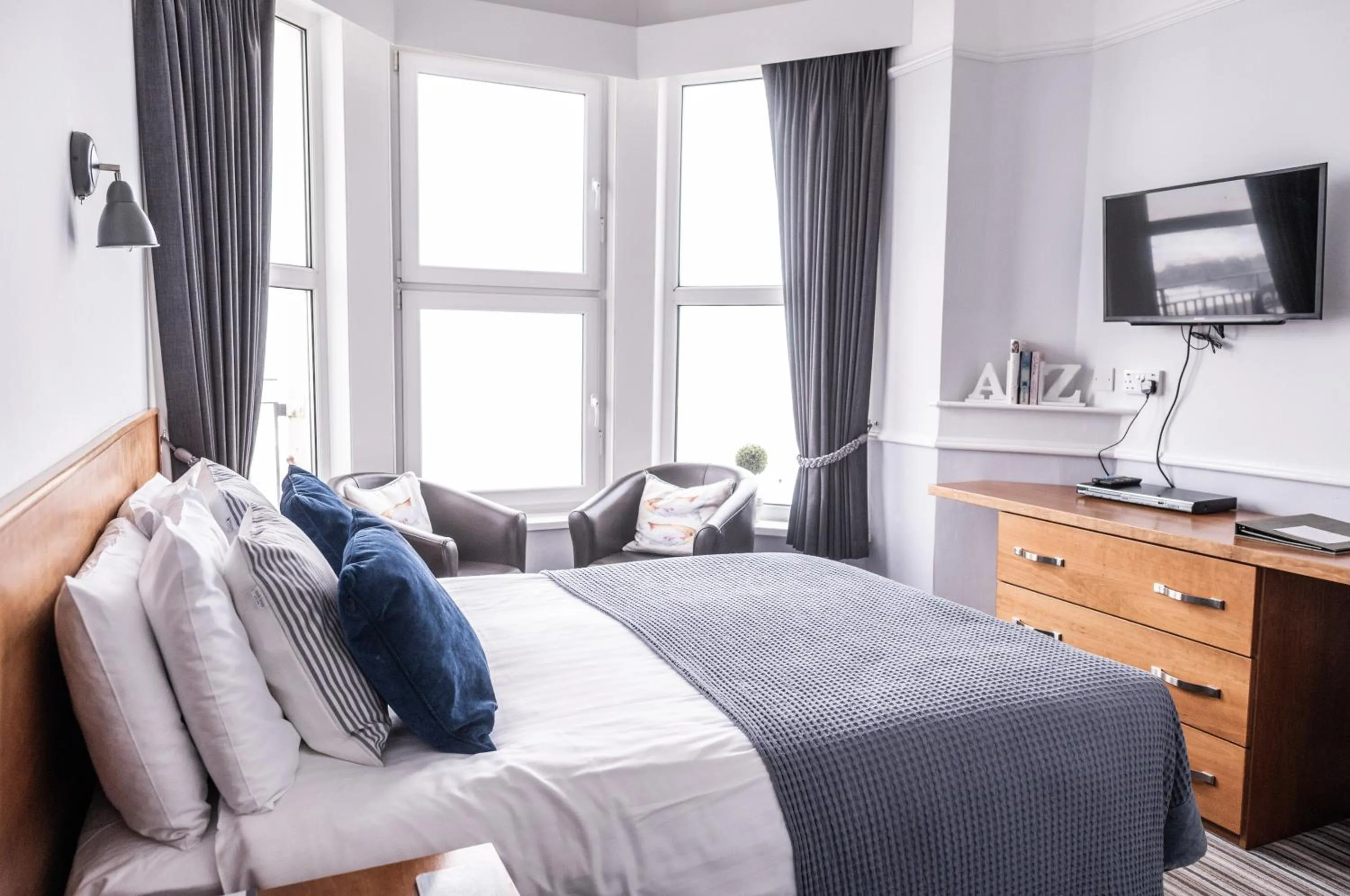 Photo of the whole room, Bed in The Kingswood Hotel