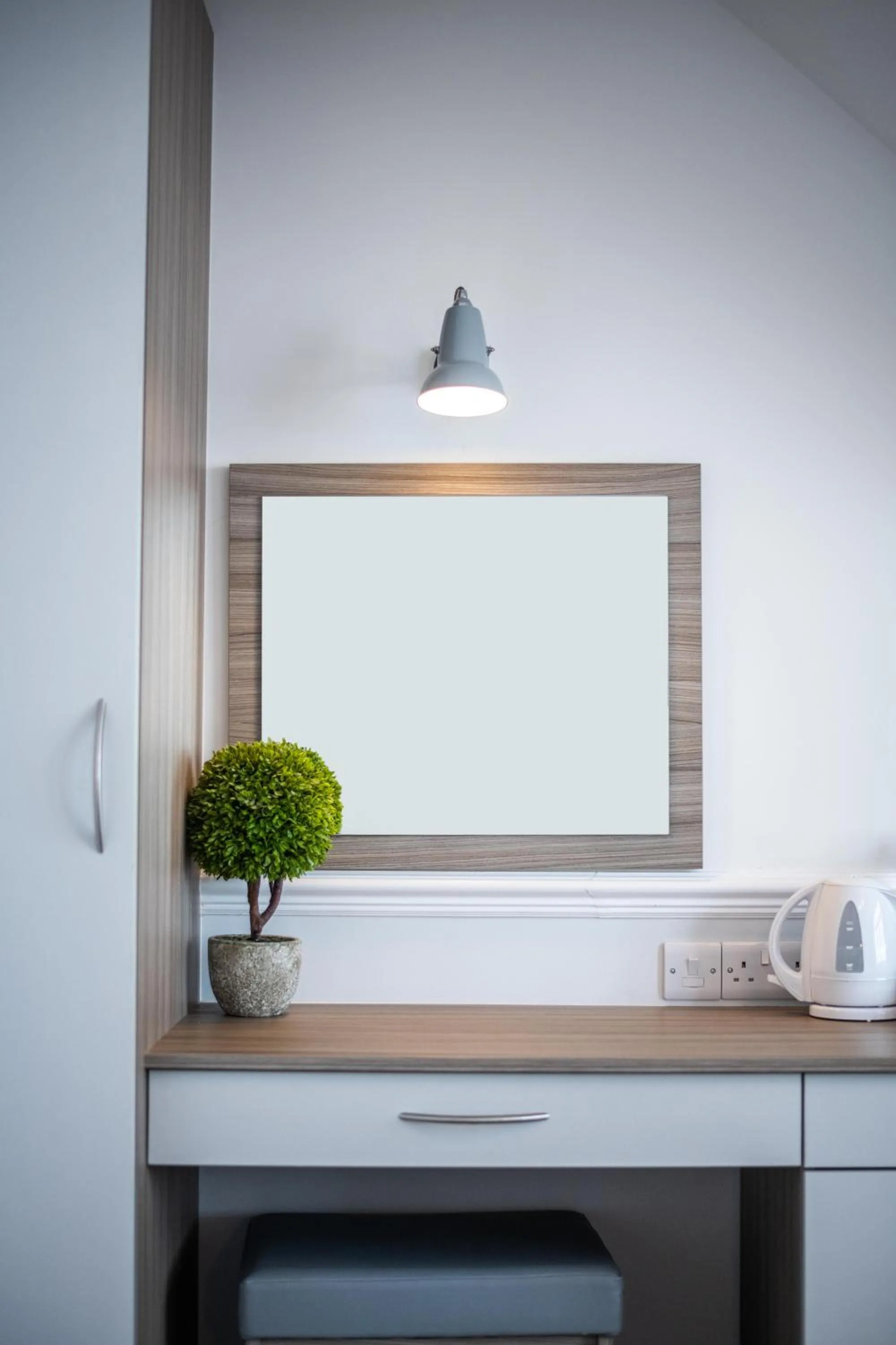 Coffee/tea facilities in The Kingswood Hotel