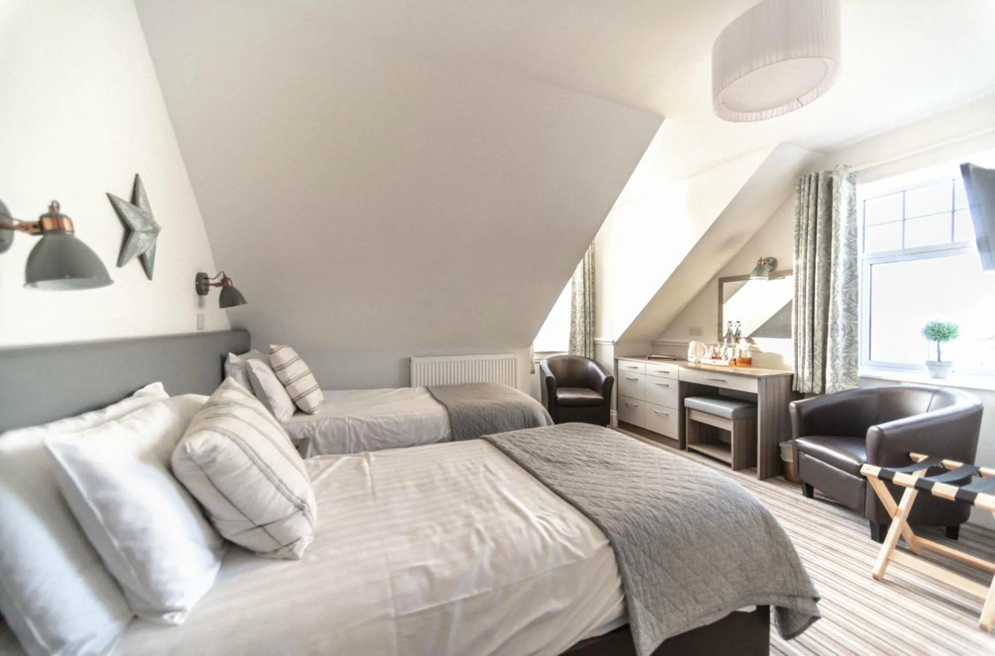 Bedroom, Bed in The Kingswood Hotel