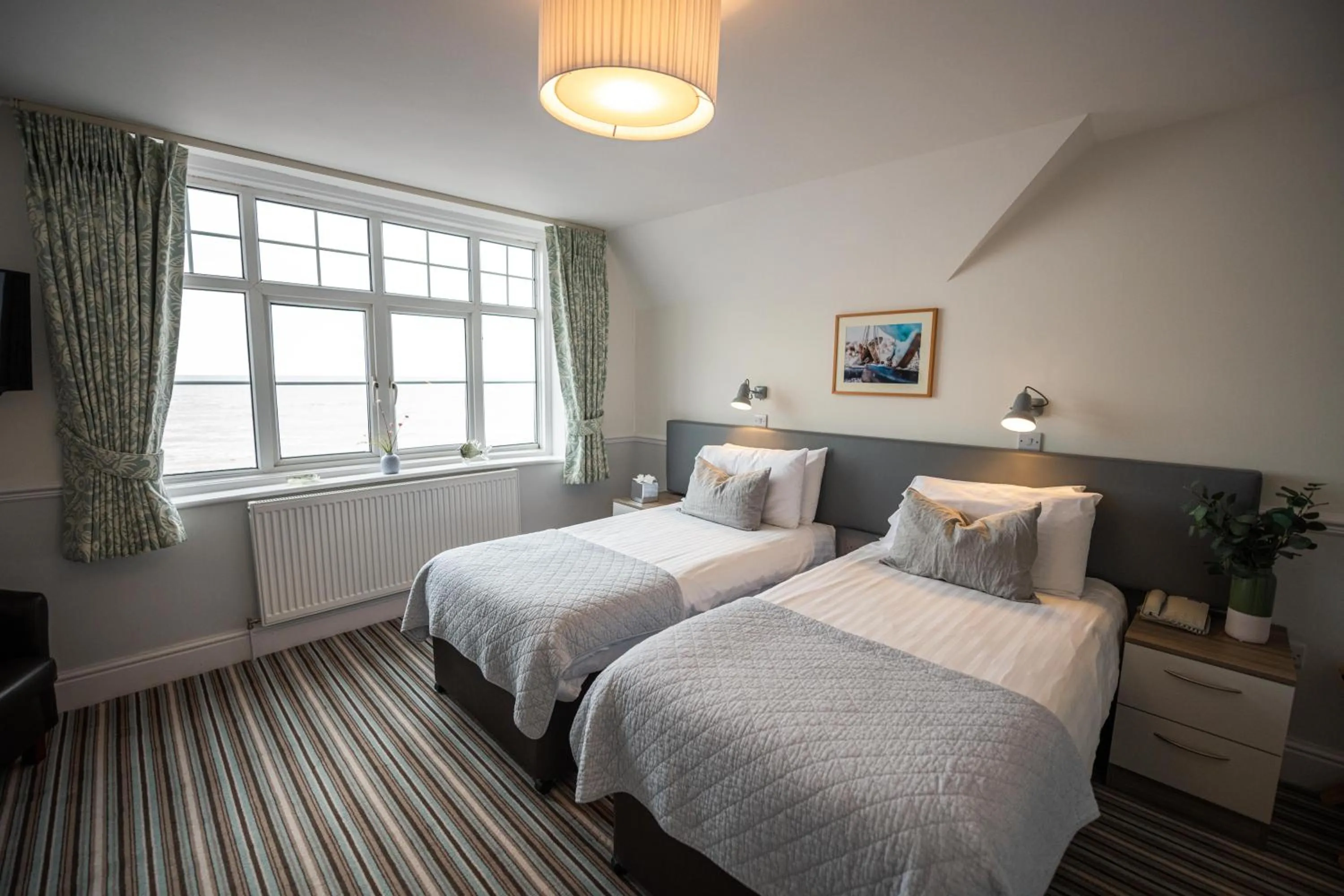 Photo of the whole room, Bed in The Kingswood Hotel