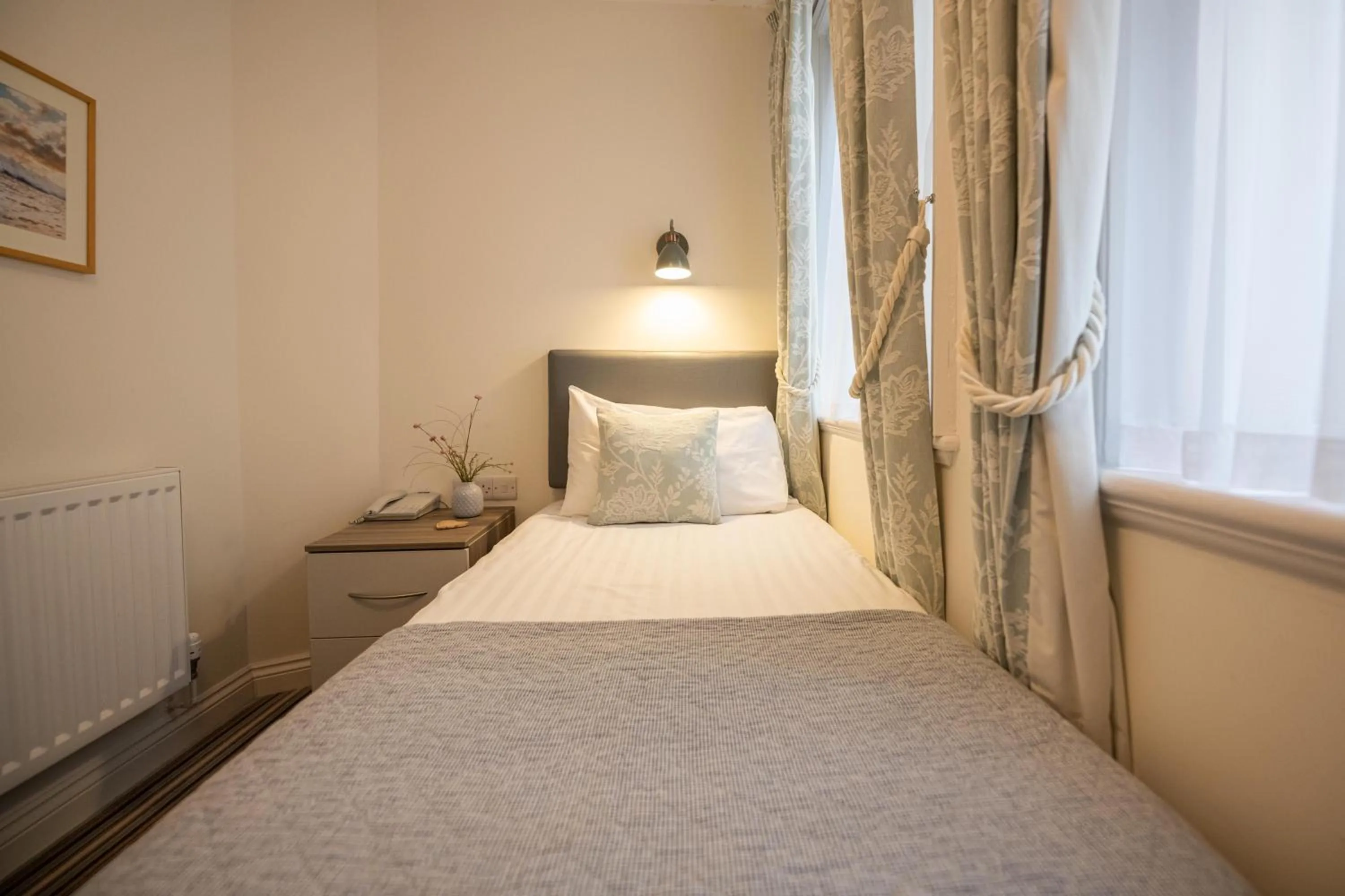 Bedroom, Bed in The Kingswood Hotel