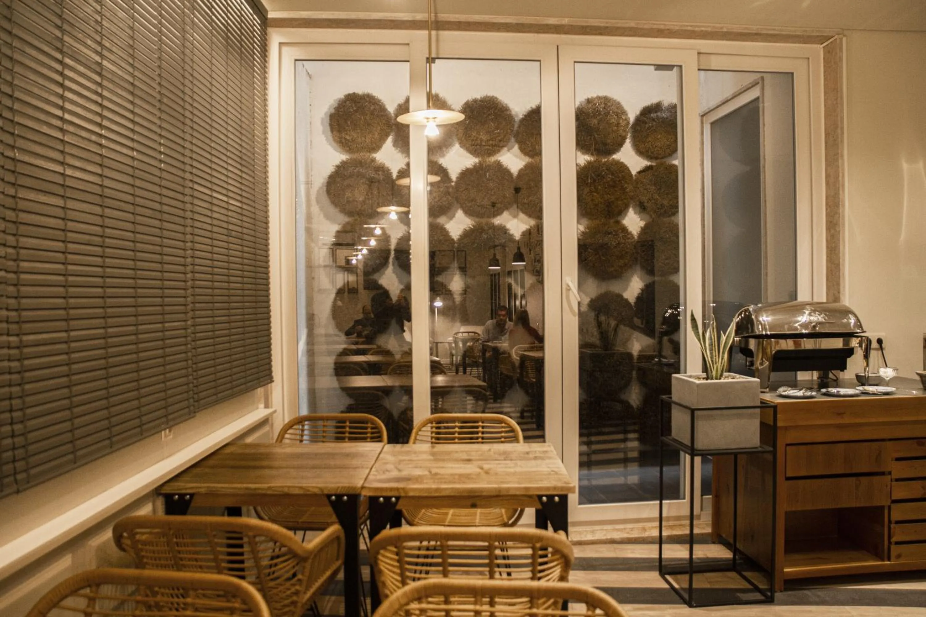 Restaurant/places to eat in room Select Liberdade