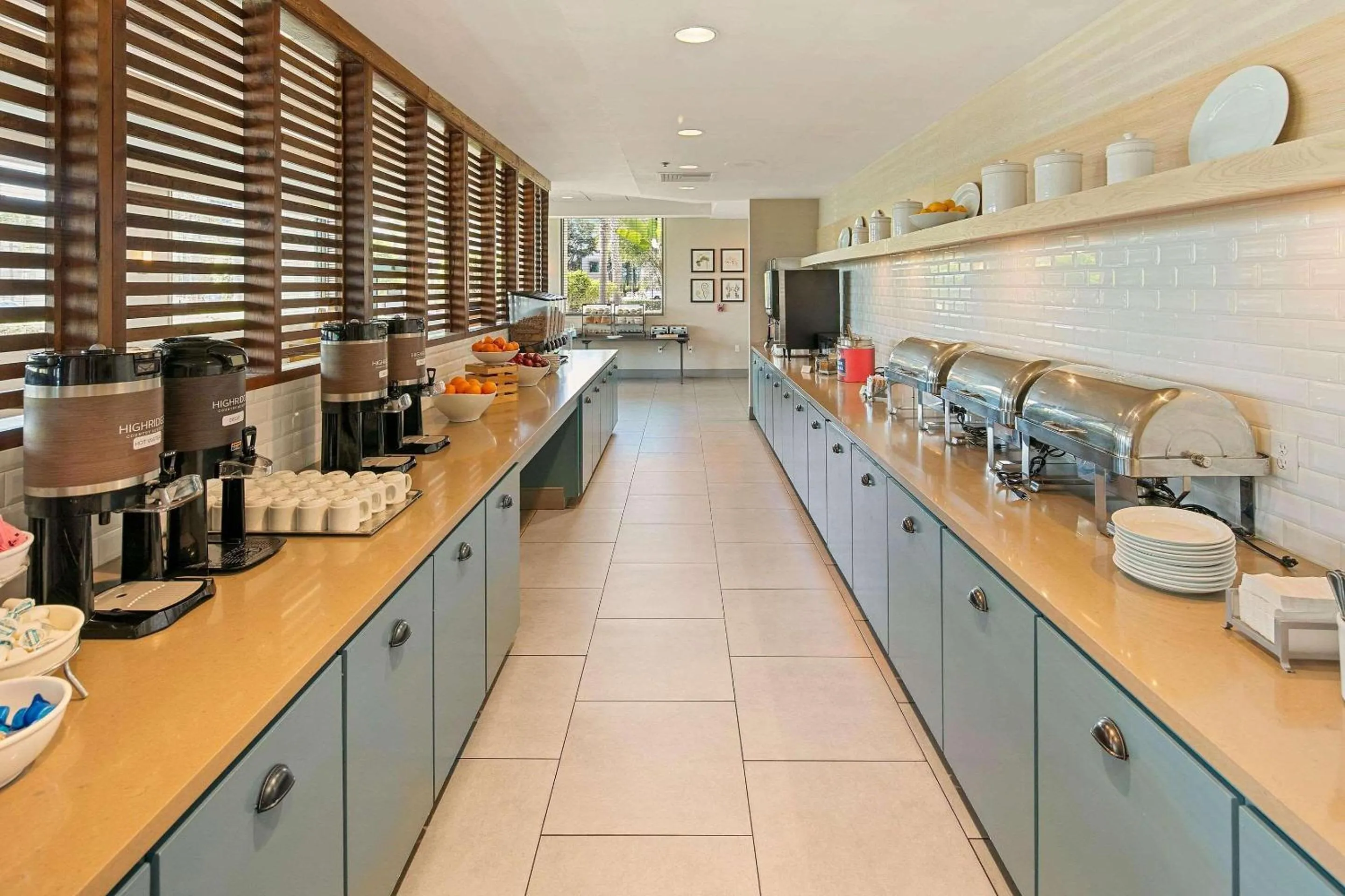 Breakfast in Country Inn & Suites by Radisson, San Diego North, CA