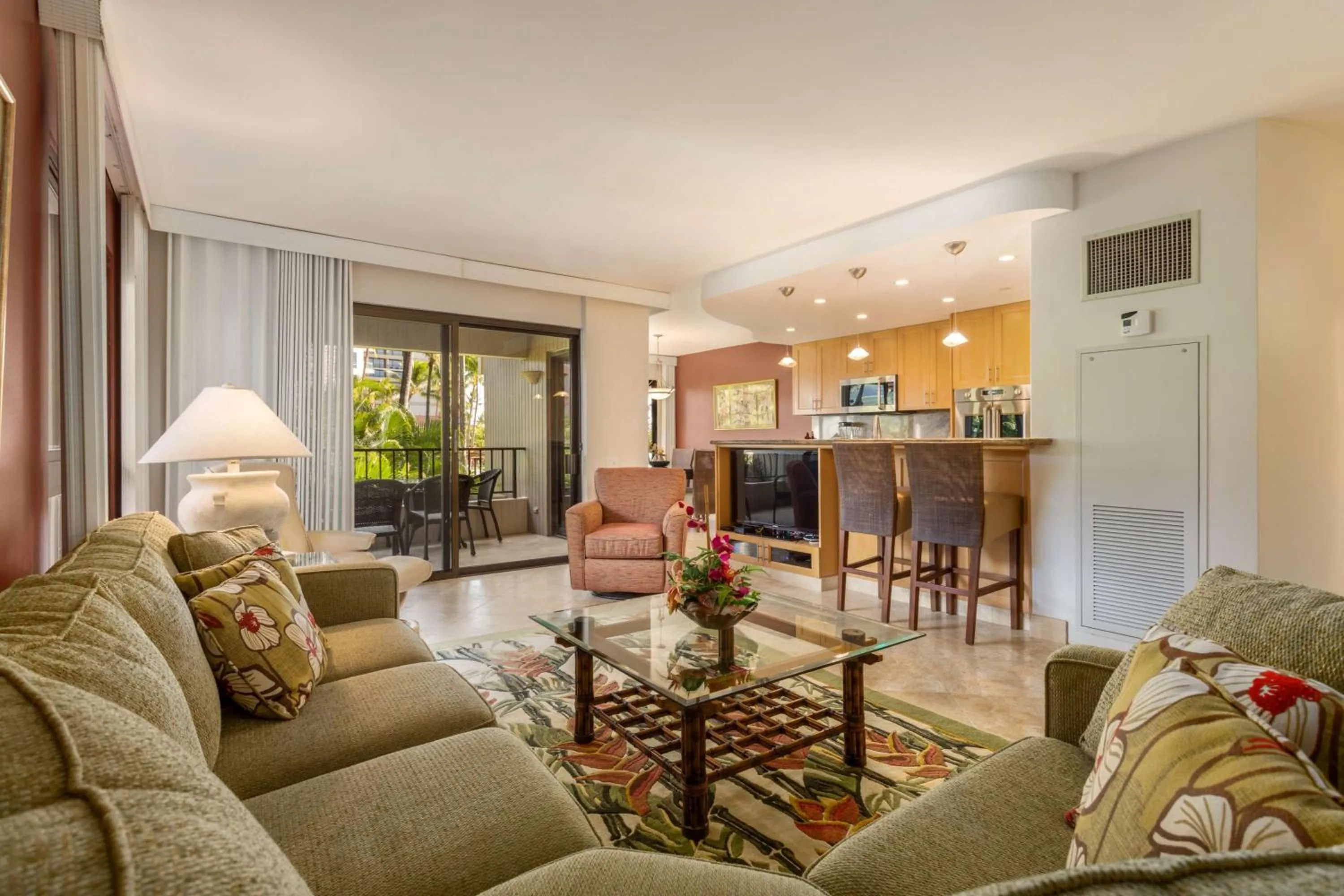 Photo of the whole room in Kaanapali Alii