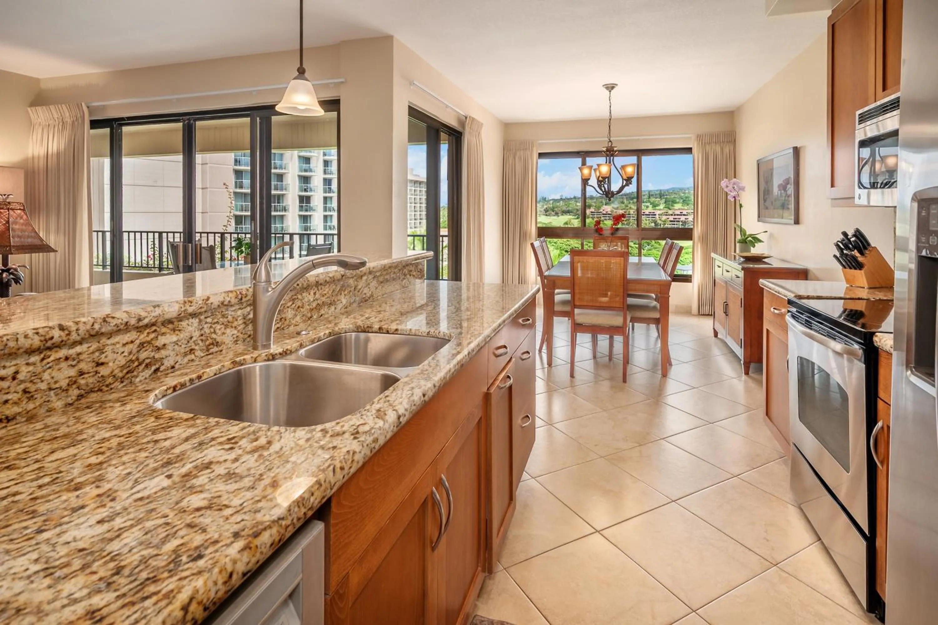 Kitchen or kitchenette in Kaanapali Alii