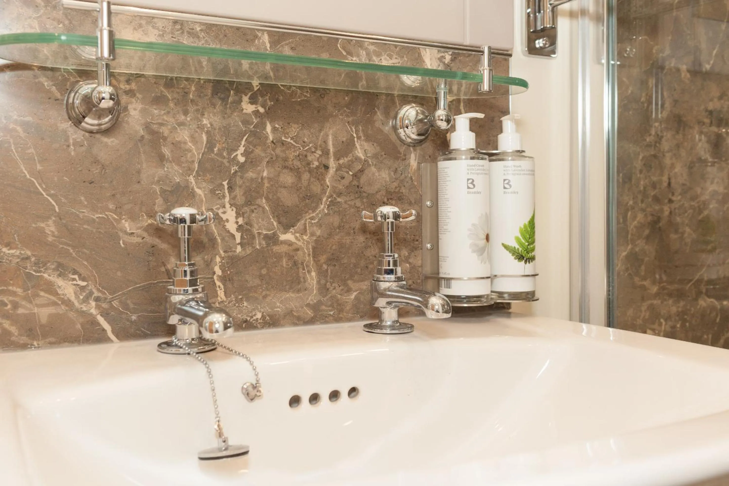 Bathroom in Thatched Eaves