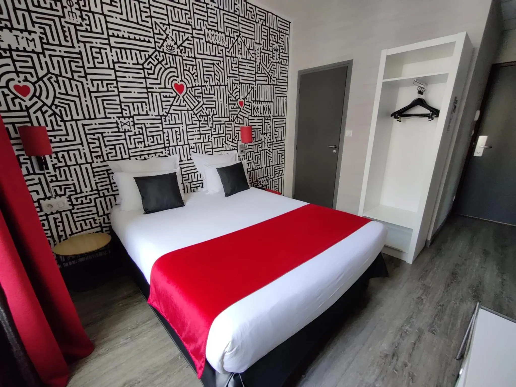 Bed in The Originals Boutique, Hôtel de l'Univers, Montluçon