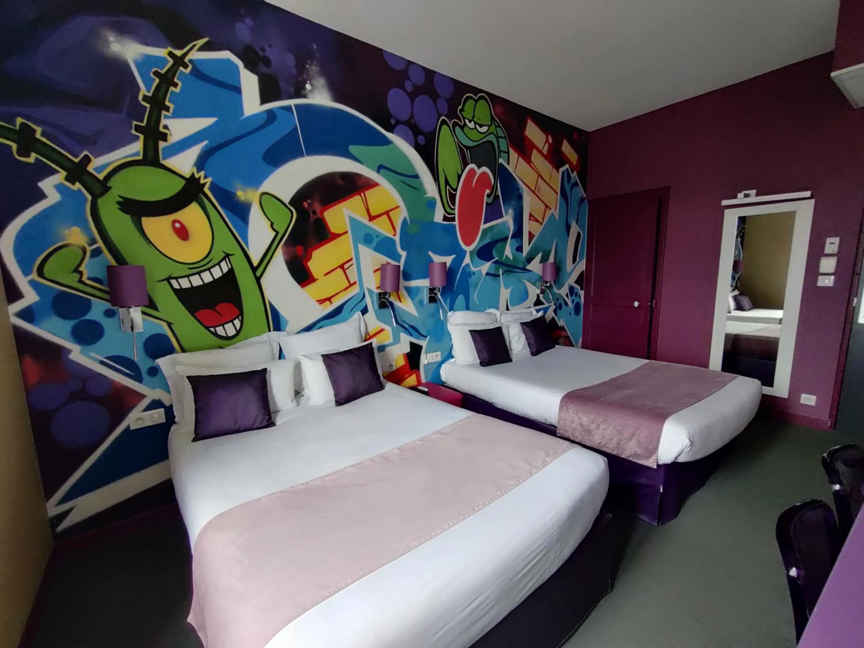 Bed in The Originals Boutique, Hôtel de l'Univers, Montluçon