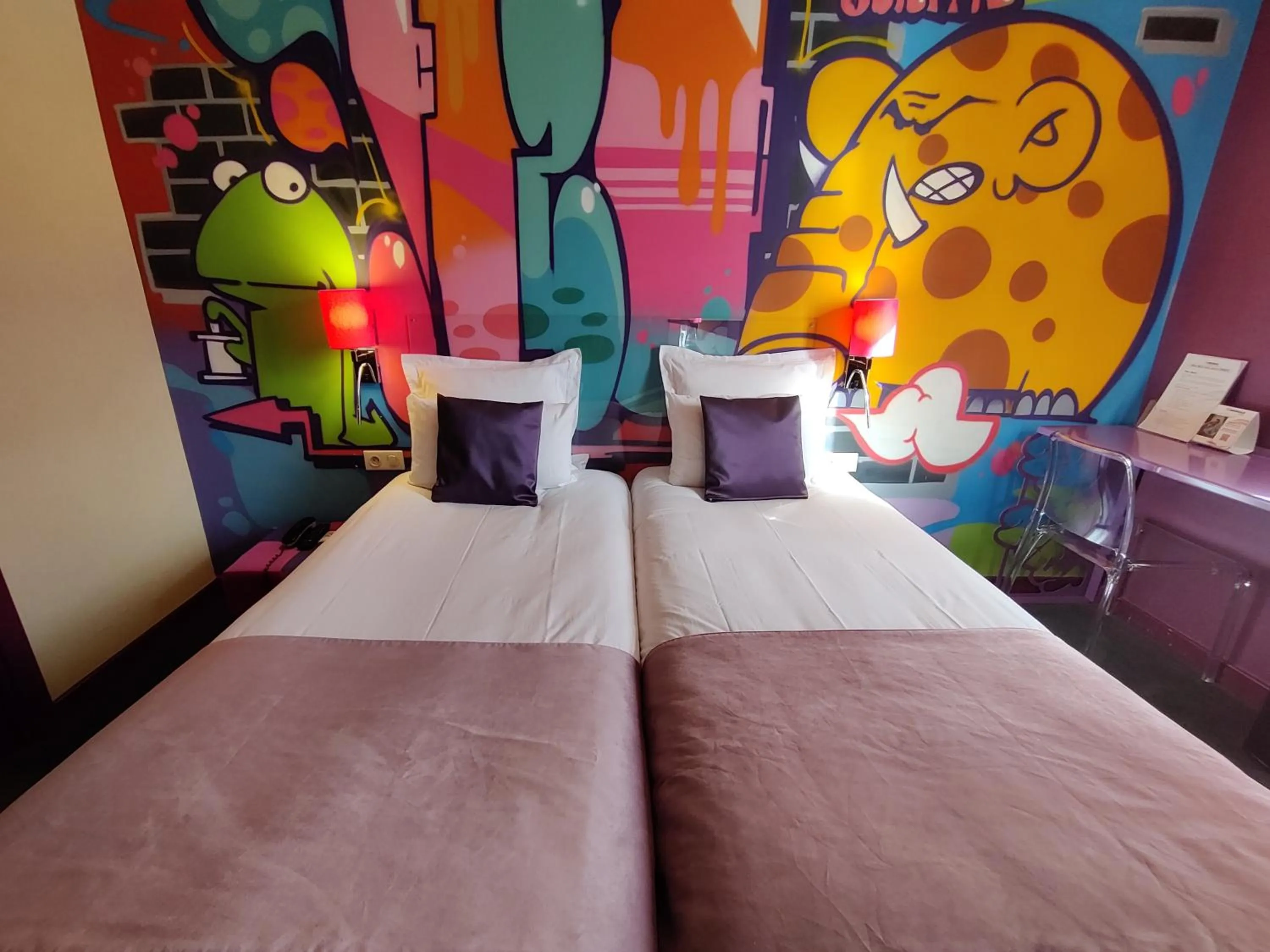 Bed in The Originals Boutique, Hôtel de l'Univers, Montluçon