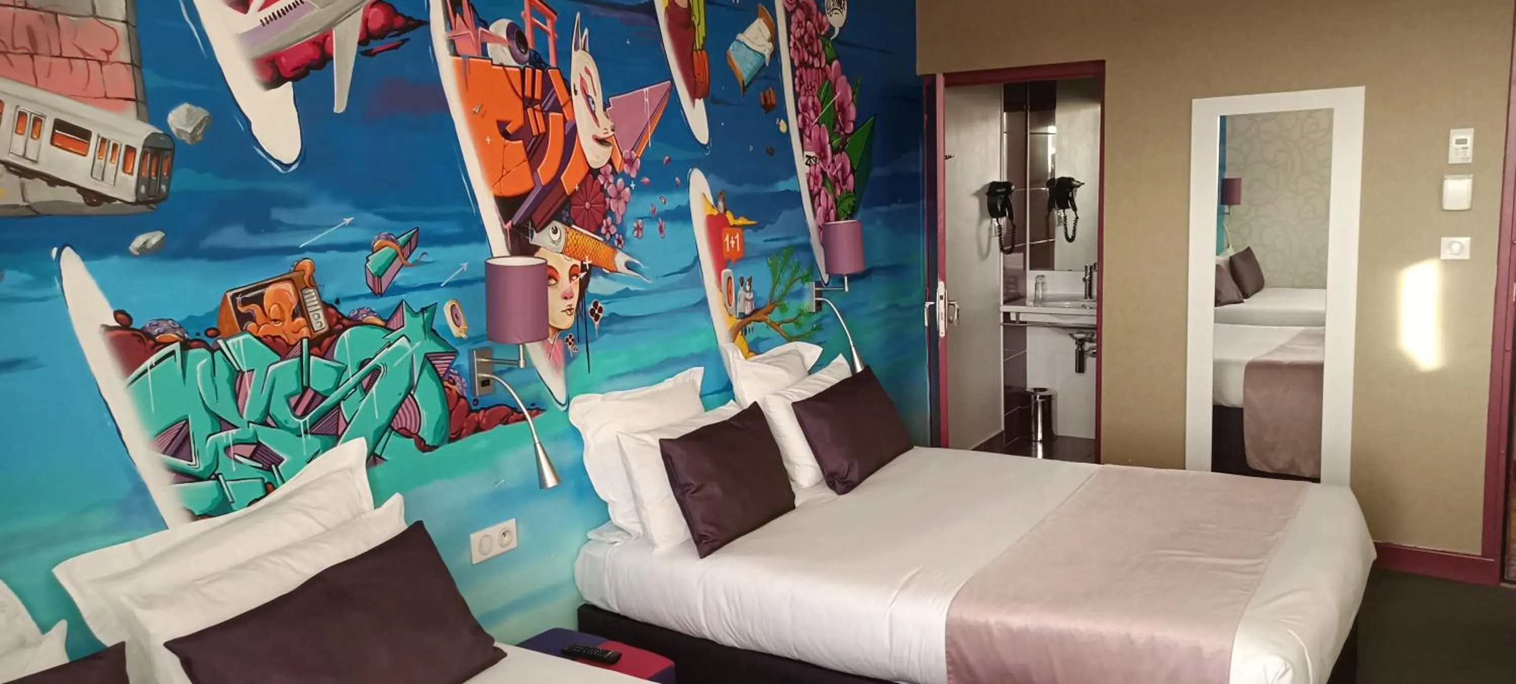 Bed in The Originals Boutique, Hôtel de l'Univers, Montluçon