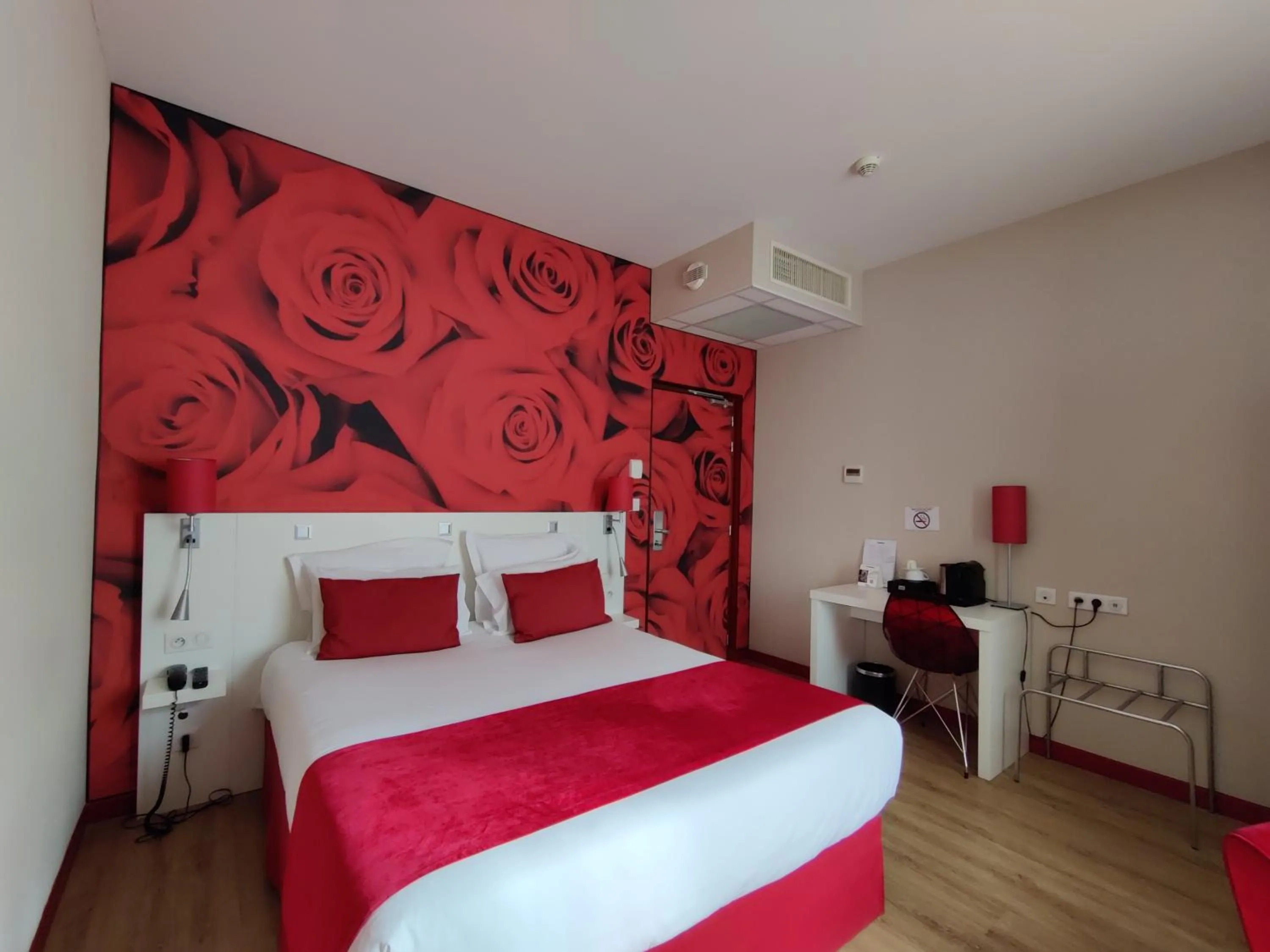 Bed in The Originals Boutique, Hôtel de l'Univers, Montluçon