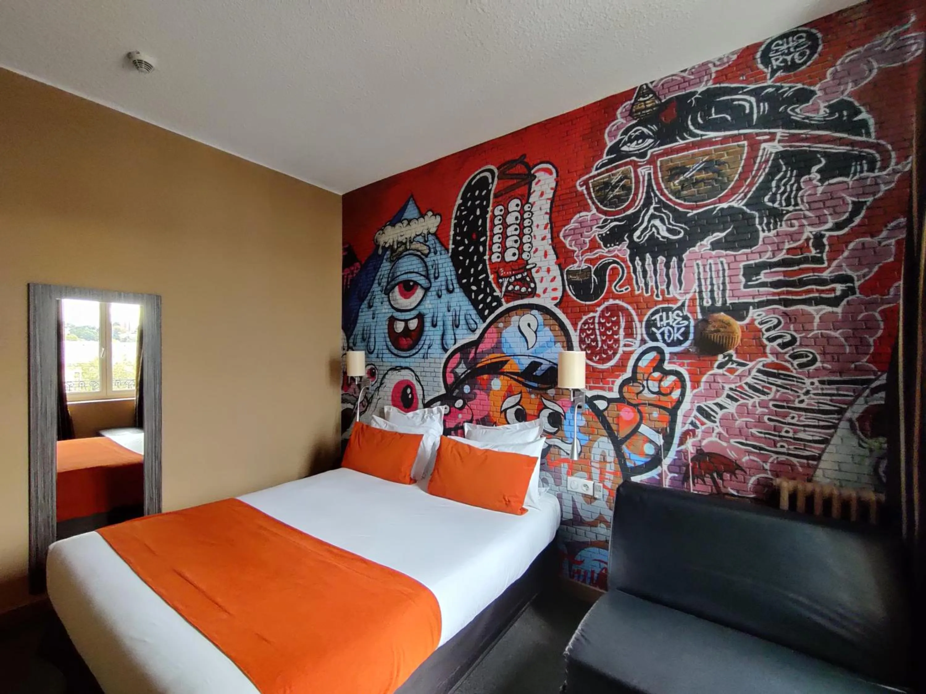 Bed in The Originals Boutique, Hôtel de l'Univers, Montluçon