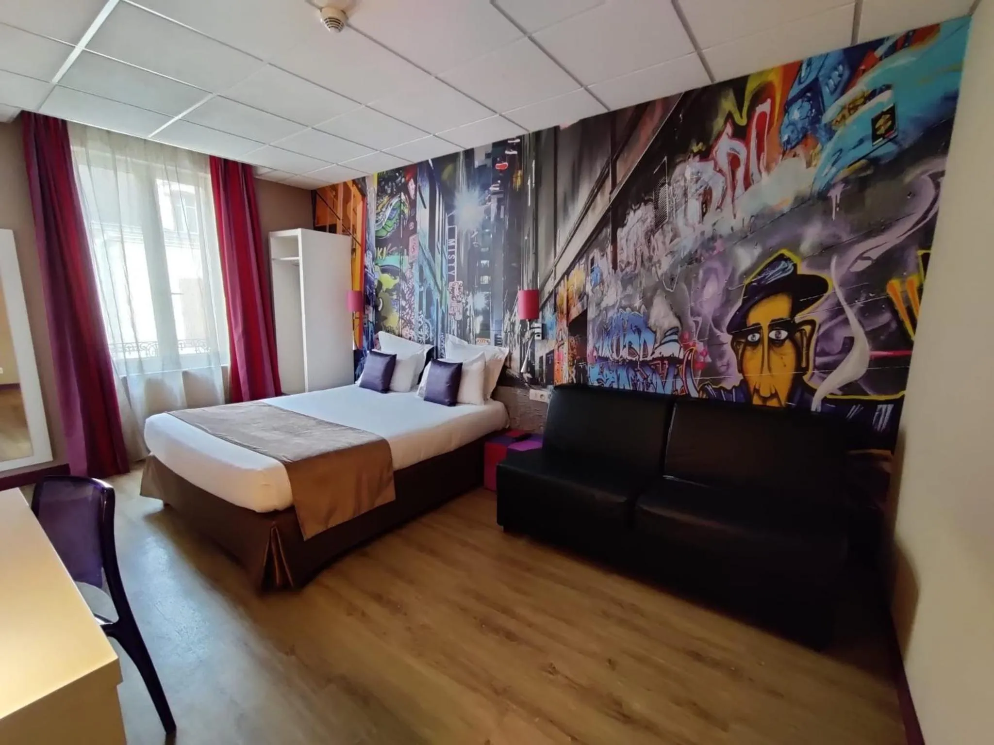 Bed in The Originals Boutique, Hôtel de l'Univers, Montluçon