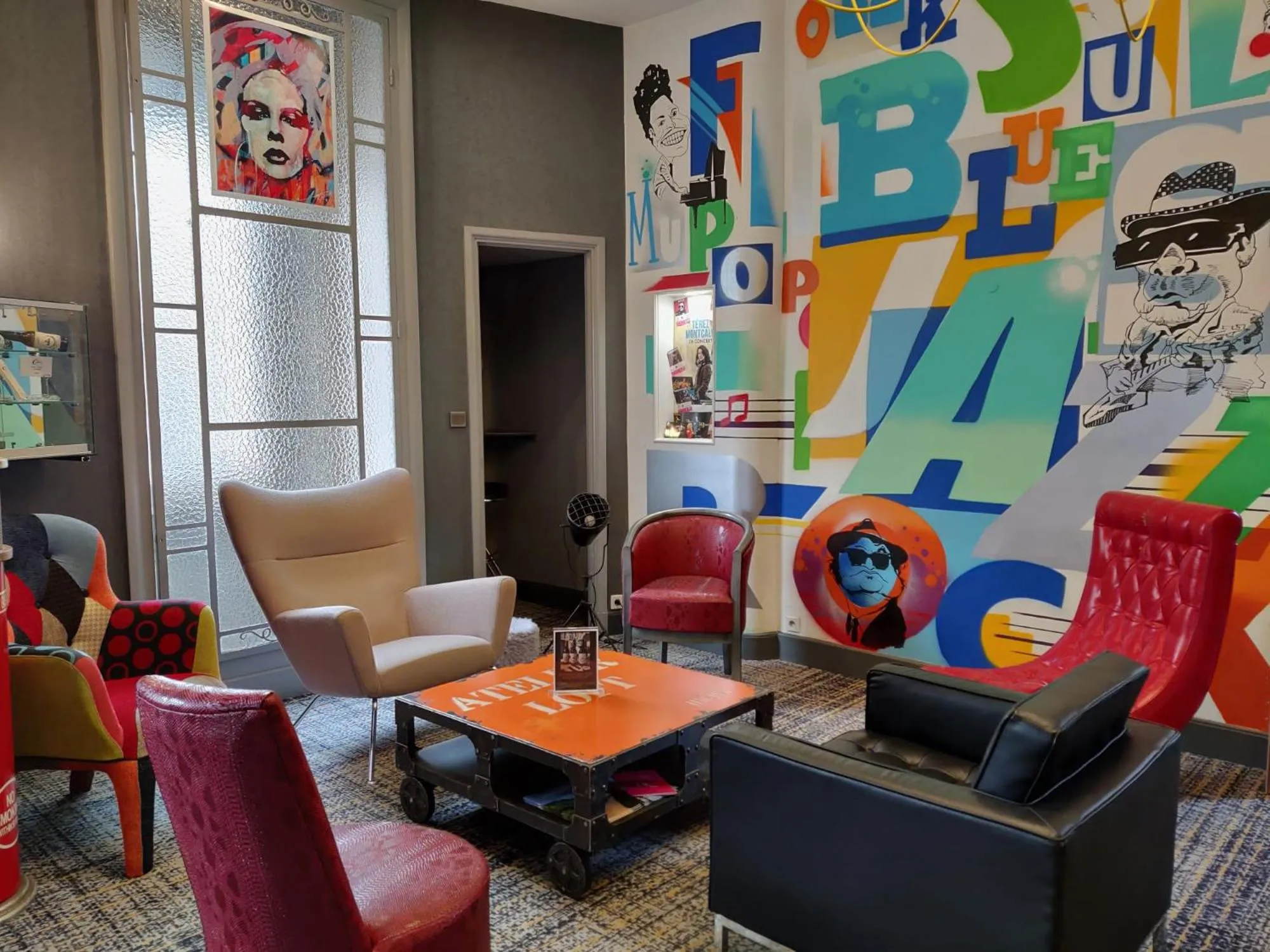 Communal lounge/ TV room in The Originals Boutique, Hôtel de l'Univers, Montluçon