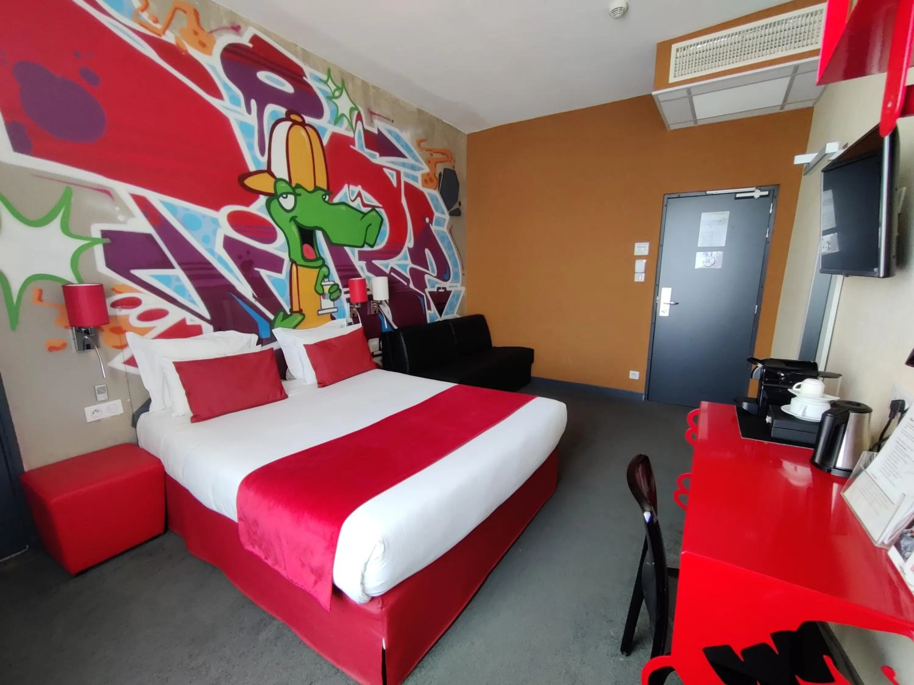 Bed in The Originals Boutique, Hôtel de l'Univers, Montluçon