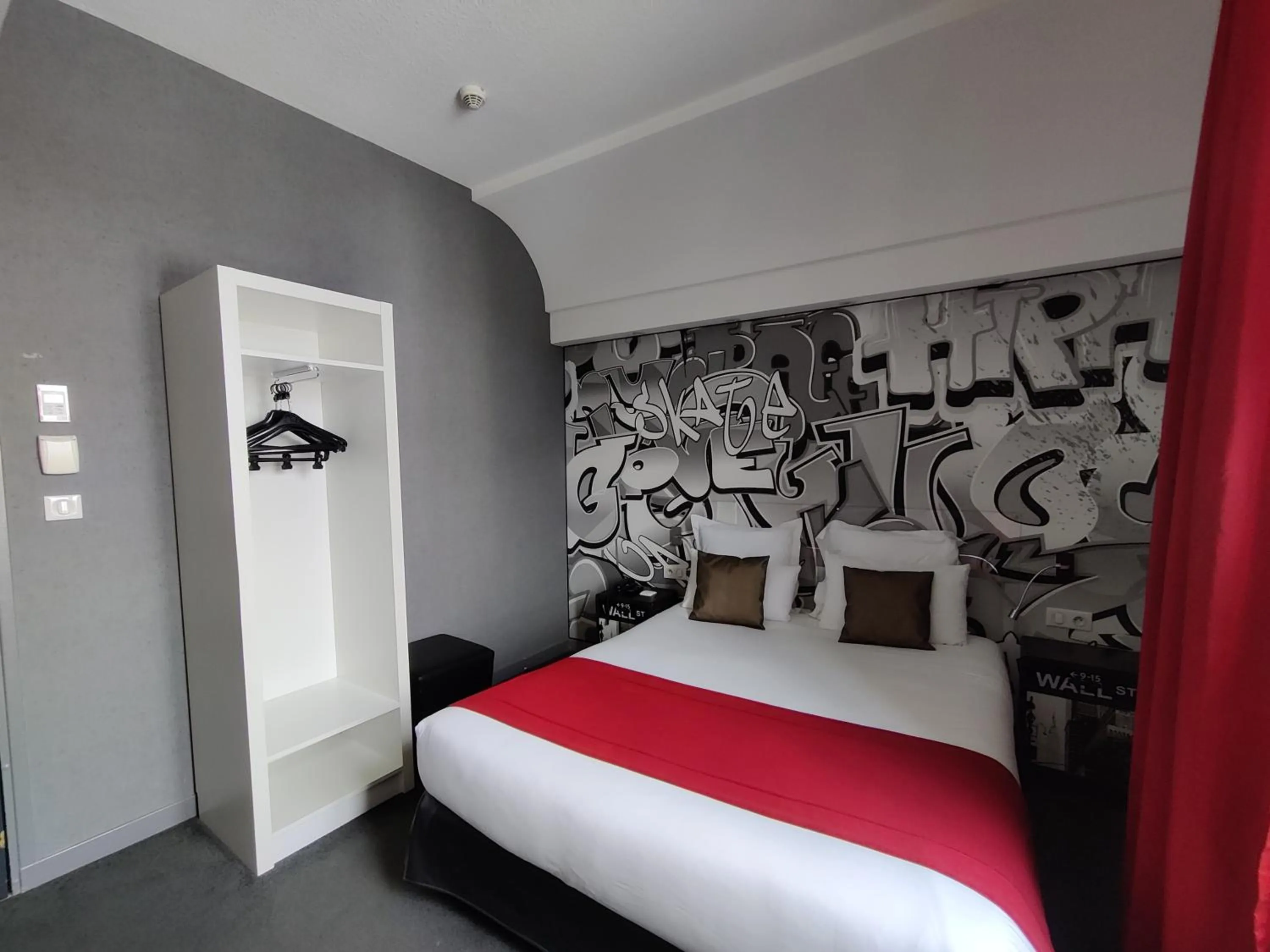 Bed in The Originals Boutique, Hôtel de l'Univers, Montluçon