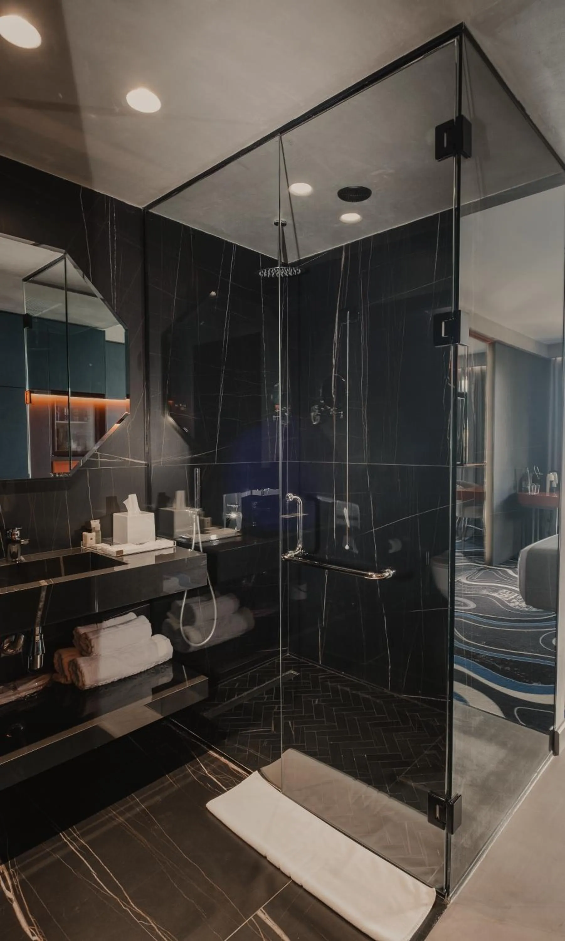 Shower in Maritim Marina Bay Resort SPA & Casino