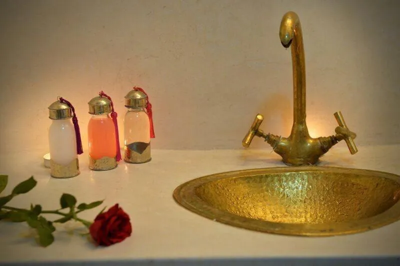 Toilet in SARDINAS & CHILI