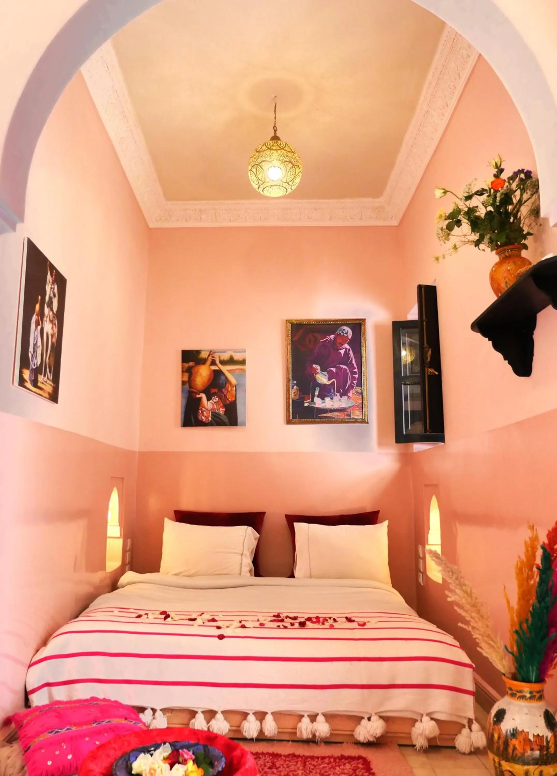 Bed in SARDINAS & CHILI