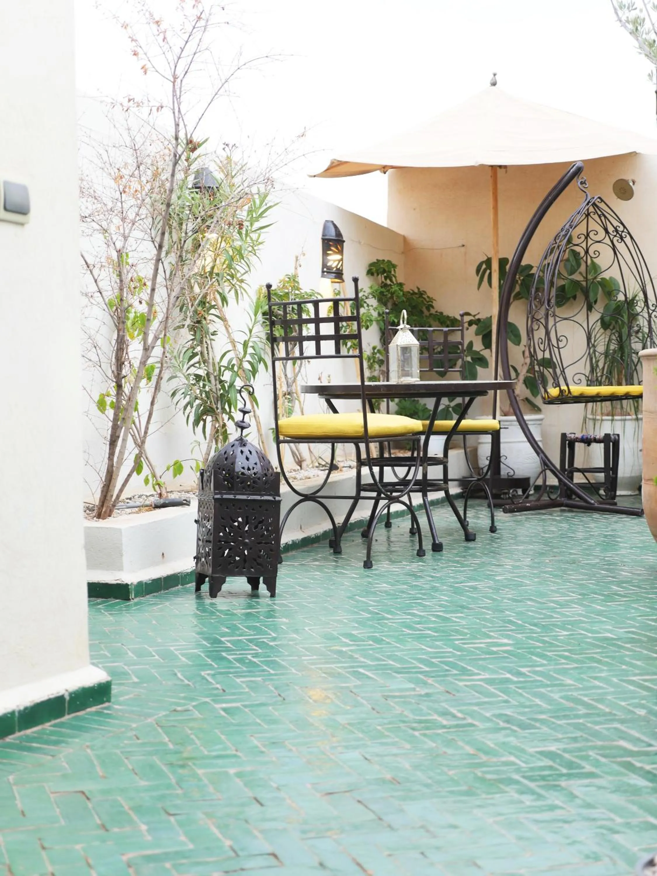 Staff in SARDINAS & CHILI