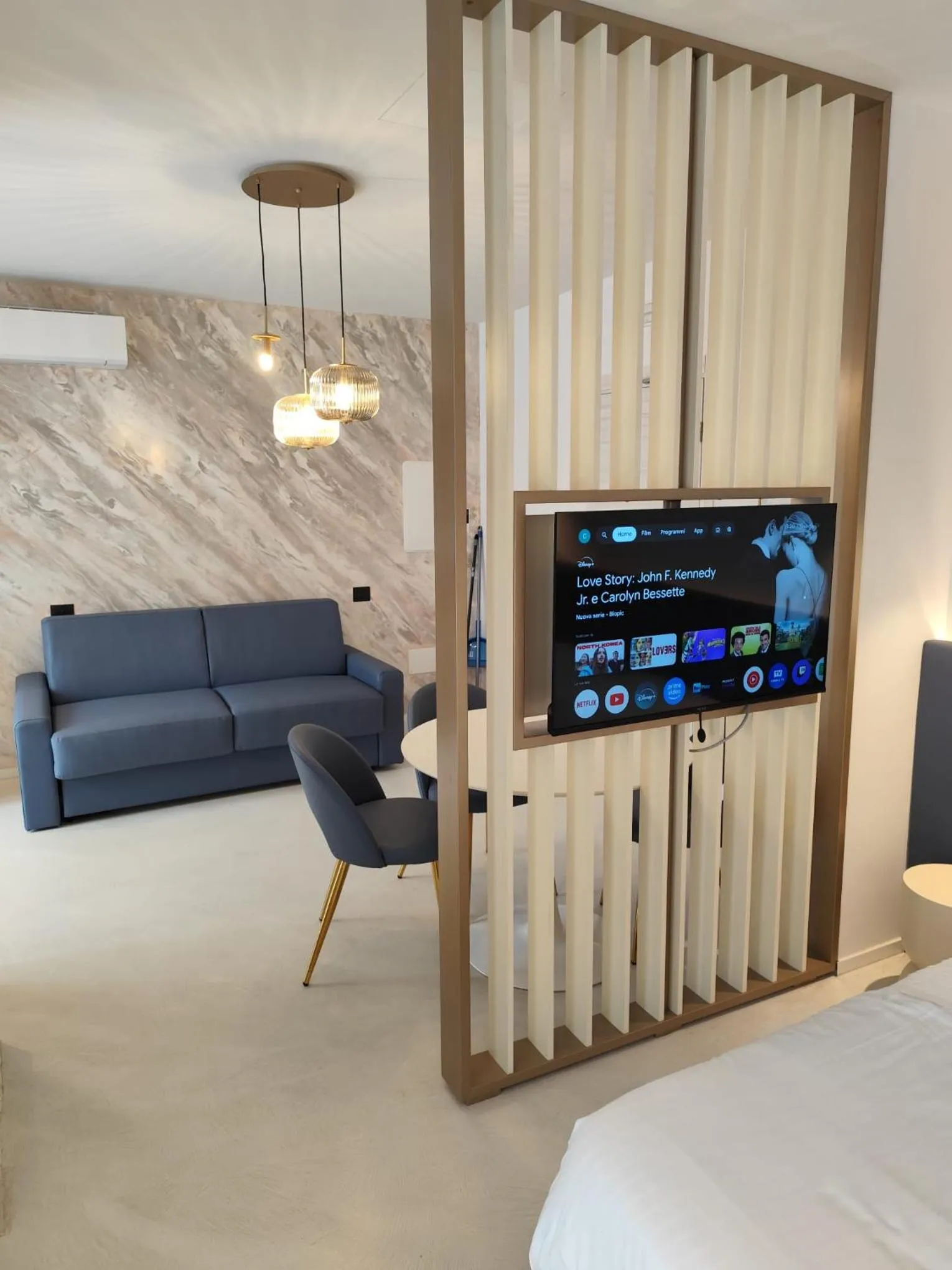 TV and multimedia, Bed in Gabbiano Suites