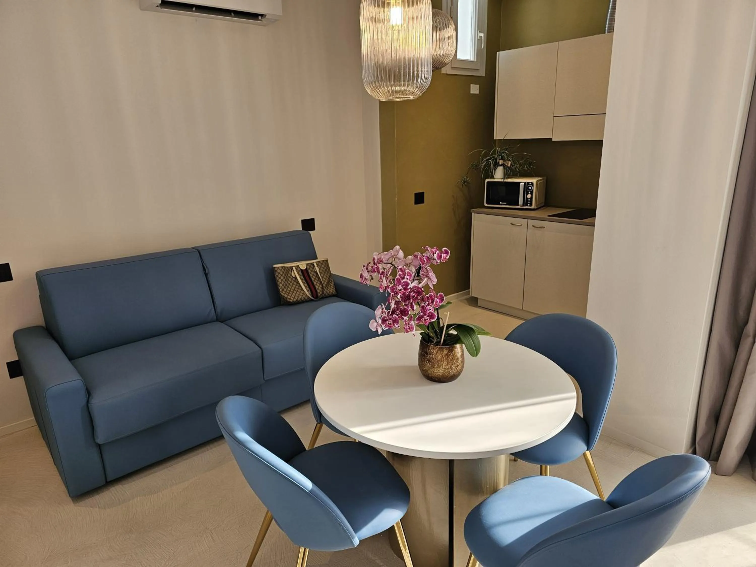 Seating area in Gabbiano Suites