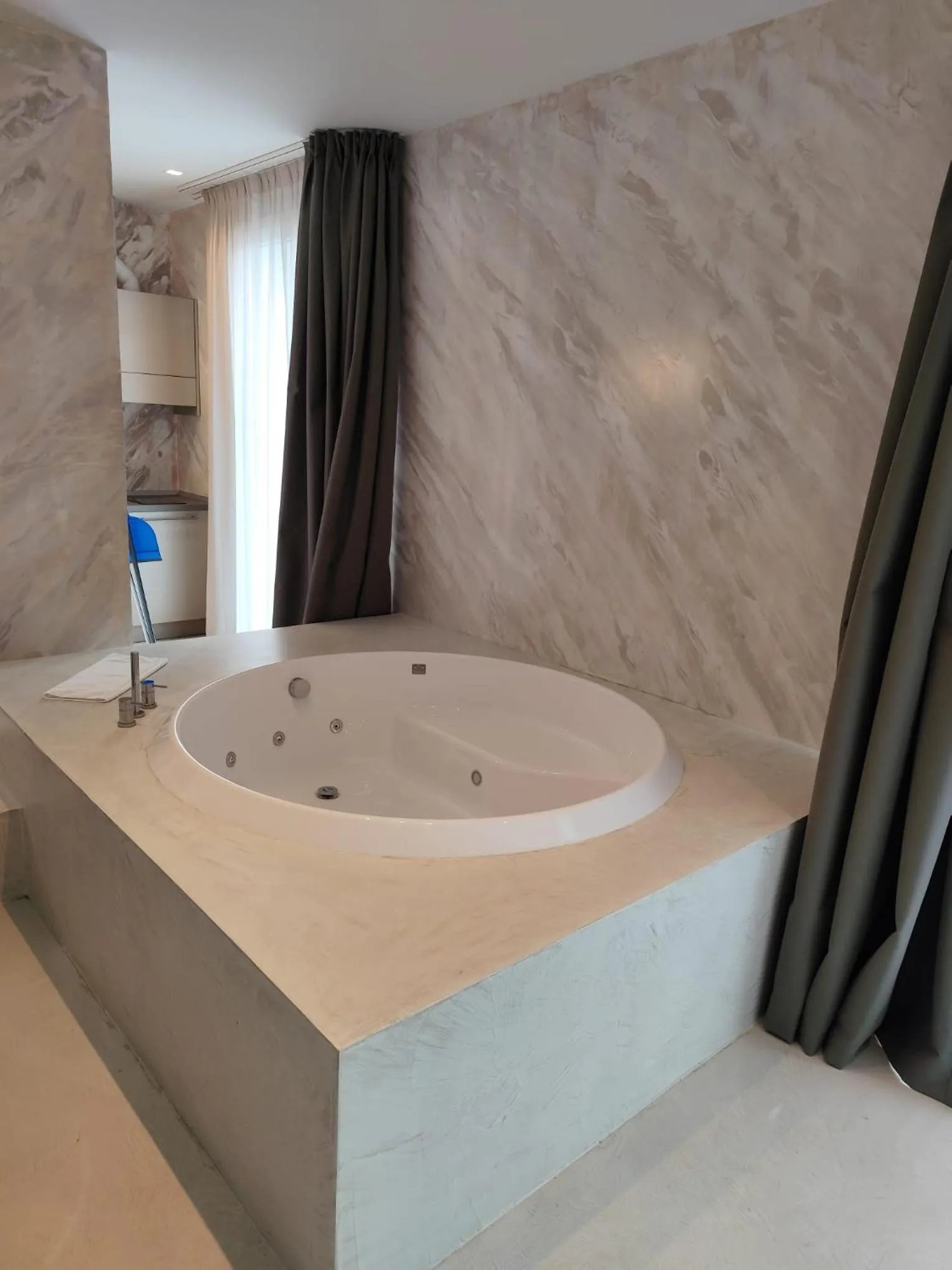 Hot Tub in Gabbiano Suites