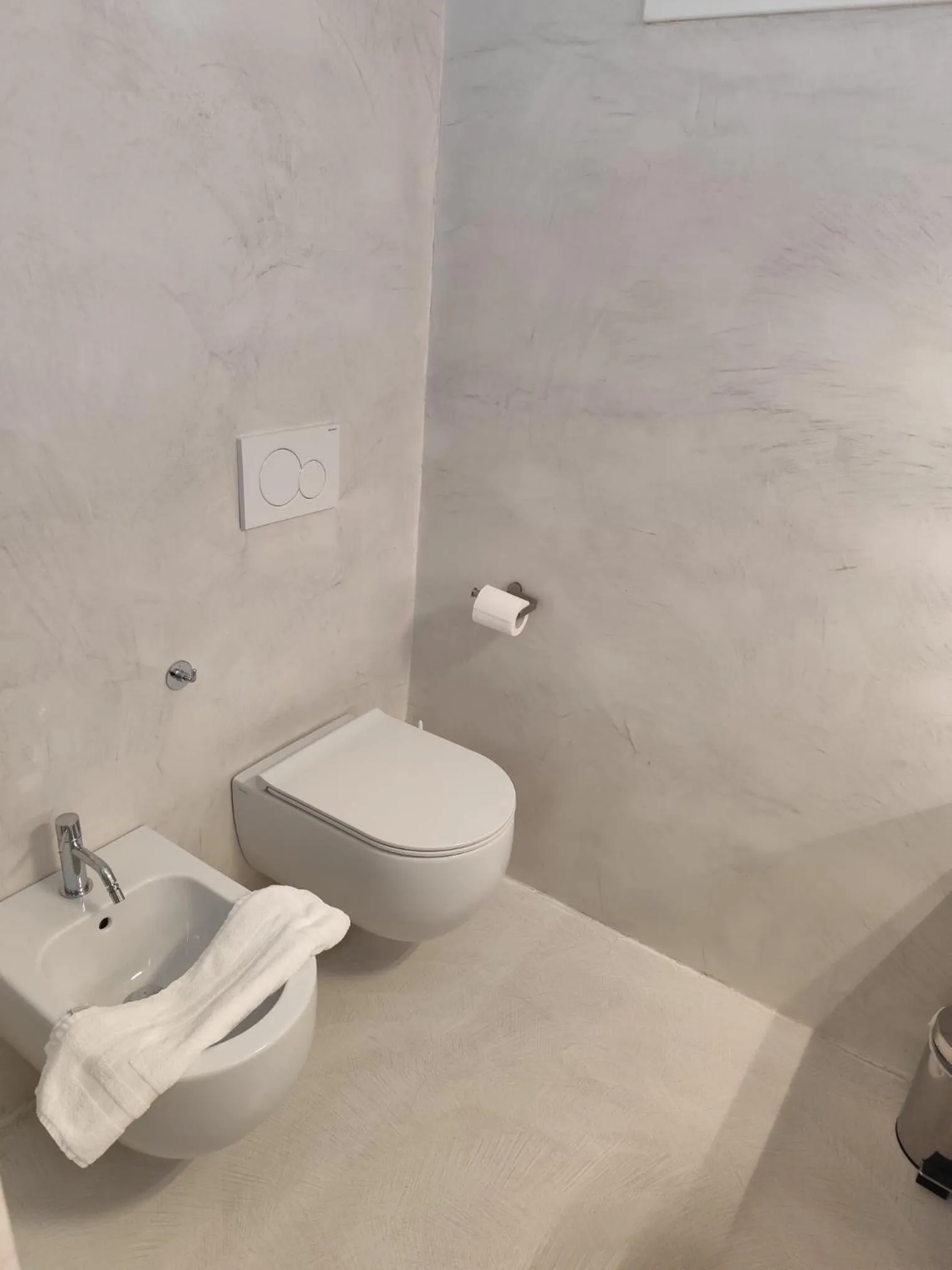 Toilet in Gabbiano Suites