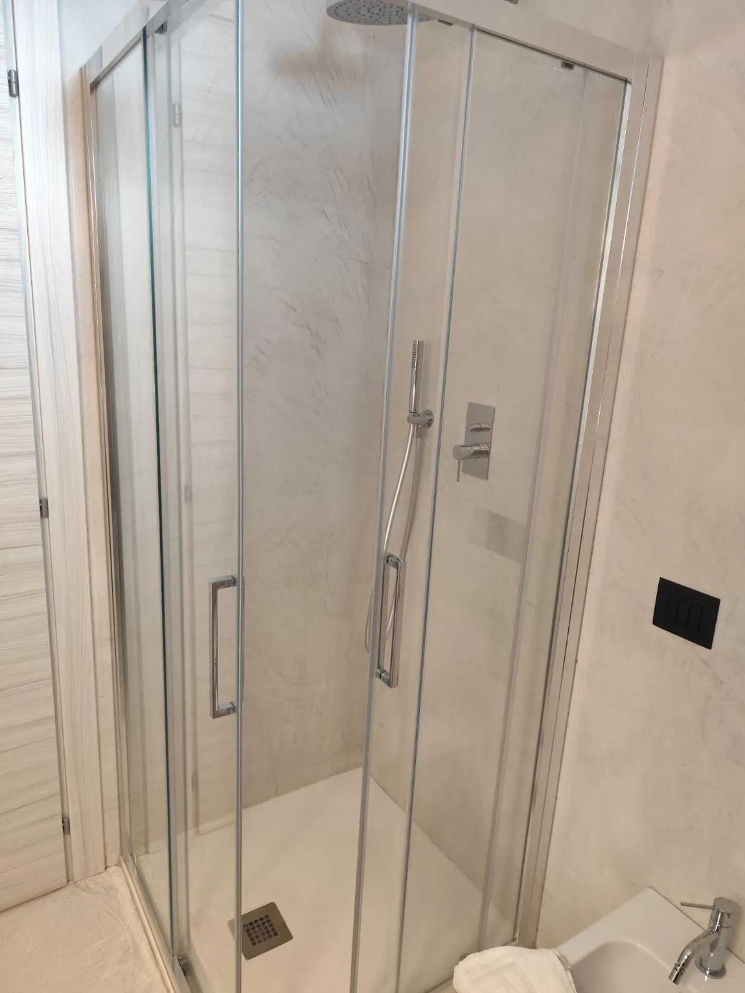 Shower in Gabbiano Suites