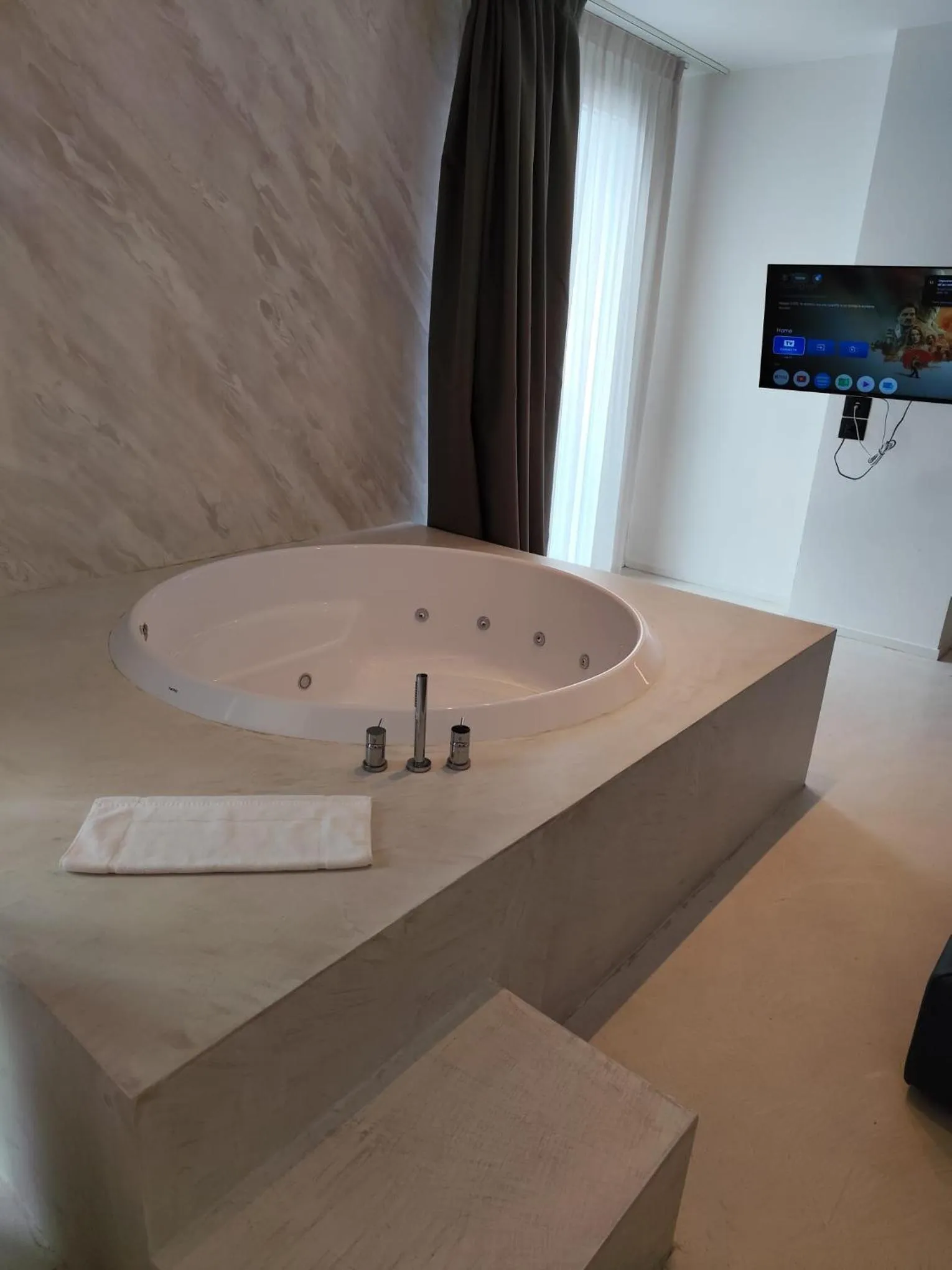 Hot Tub in Gabbiano Suites