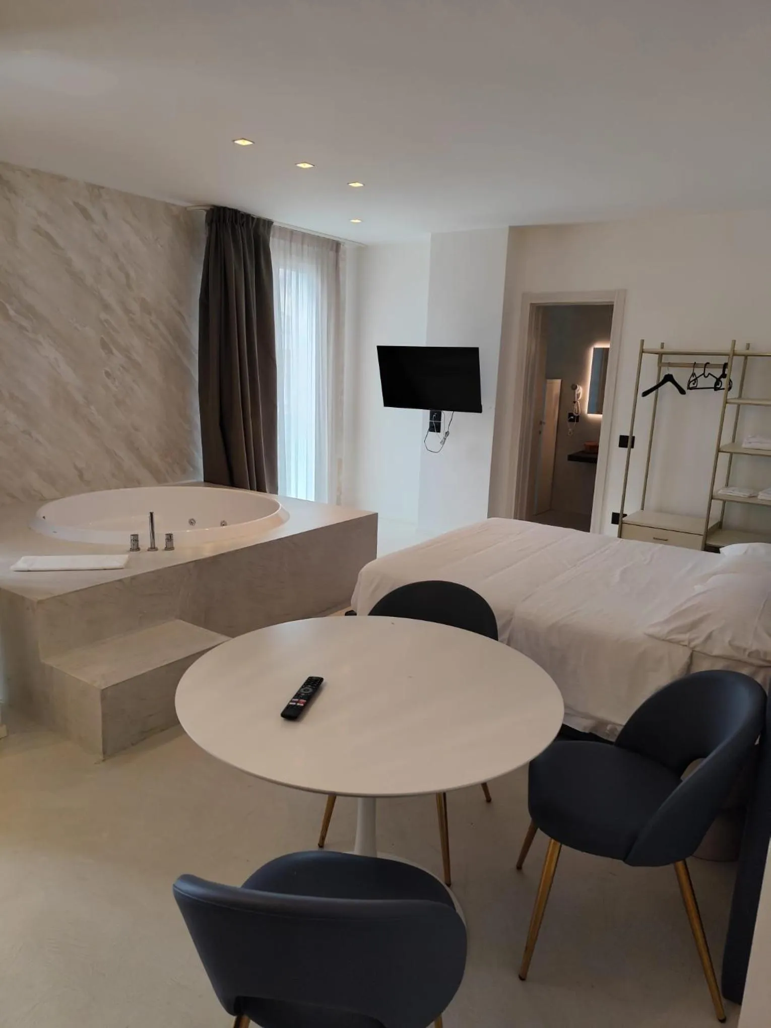 Hot Tub in Gabbiano Suites