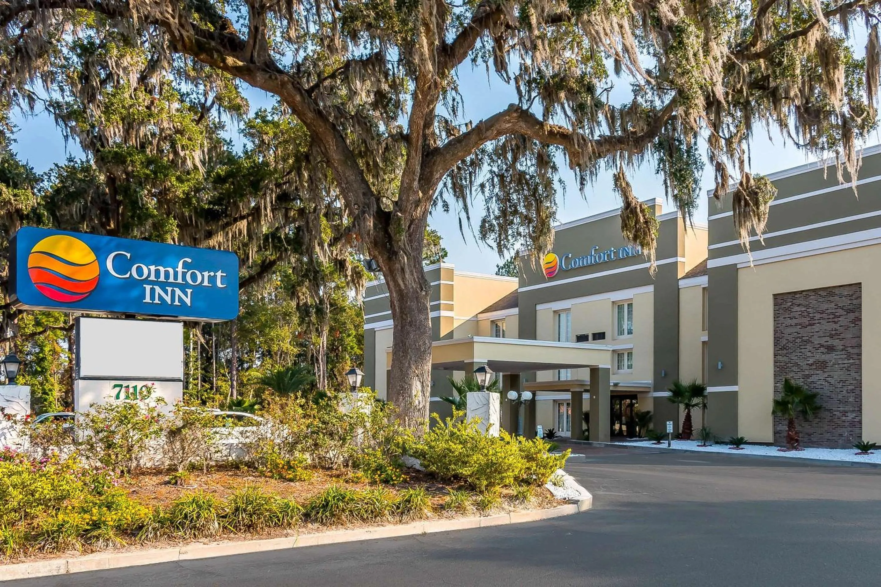 Property building in Comfort Inn Savannah Midtown