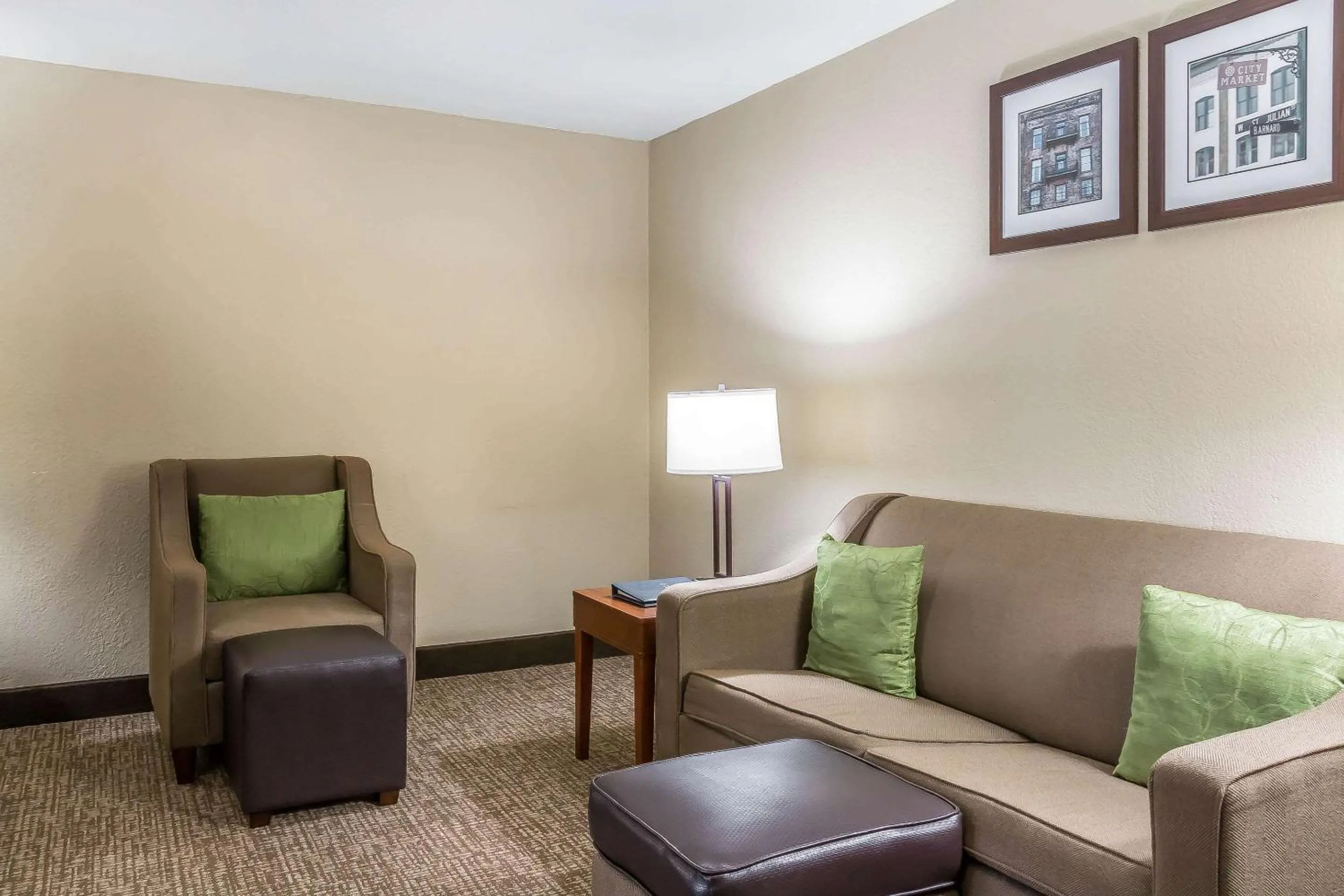Photo of the whole room in Comfort Inn Savannah Midtown