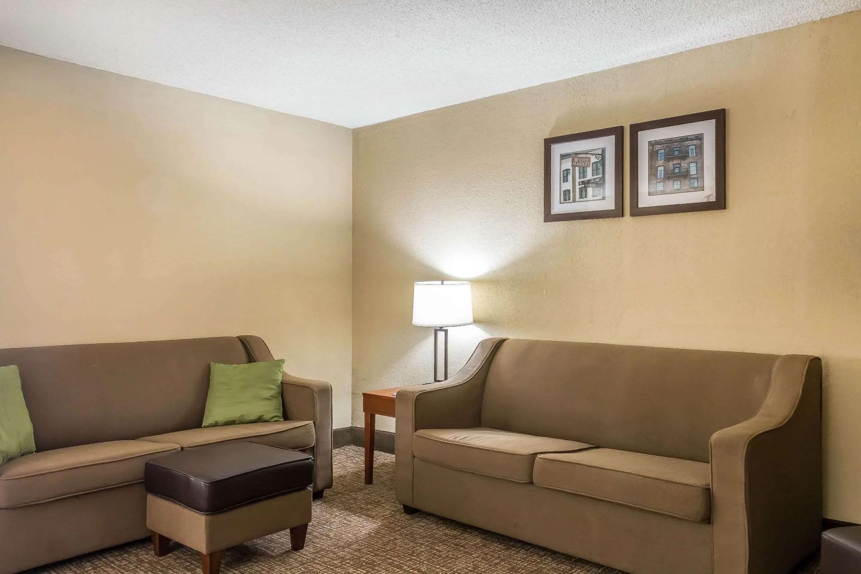 Photo of the whole room in Comfort Inn Savannah Midtown