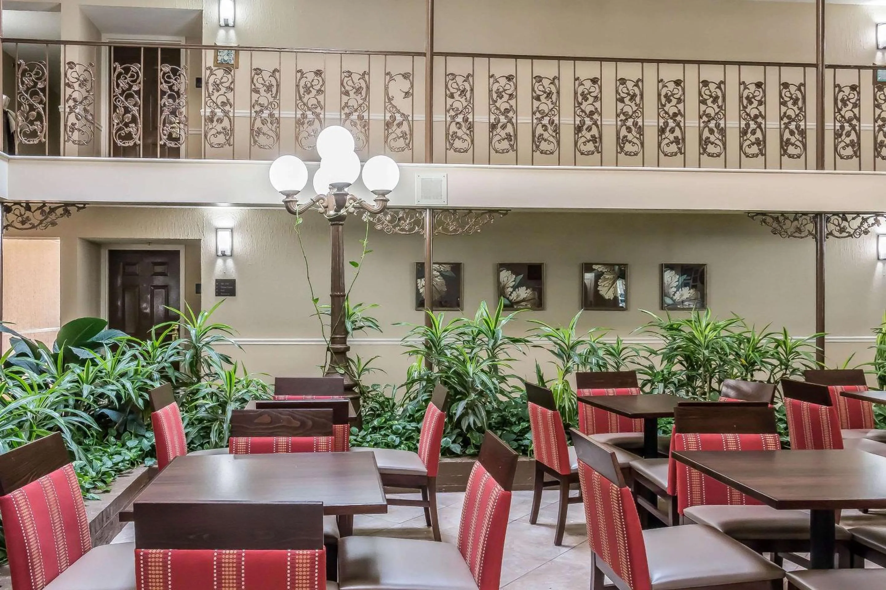 Restaurant/places to eat in Comfort Inn Savannah Midtown