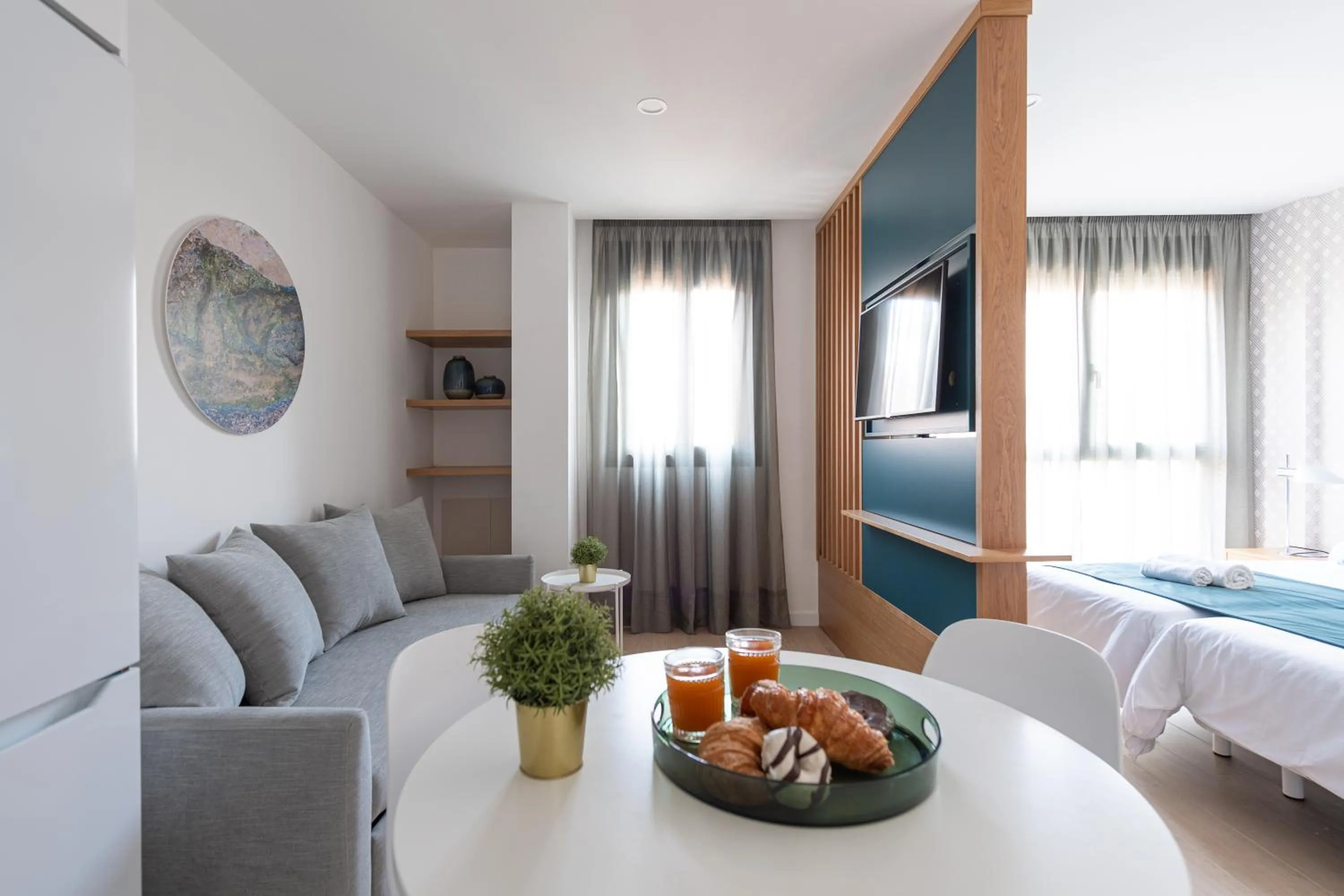 Living room, Bed in Beach Hotel Alfredo