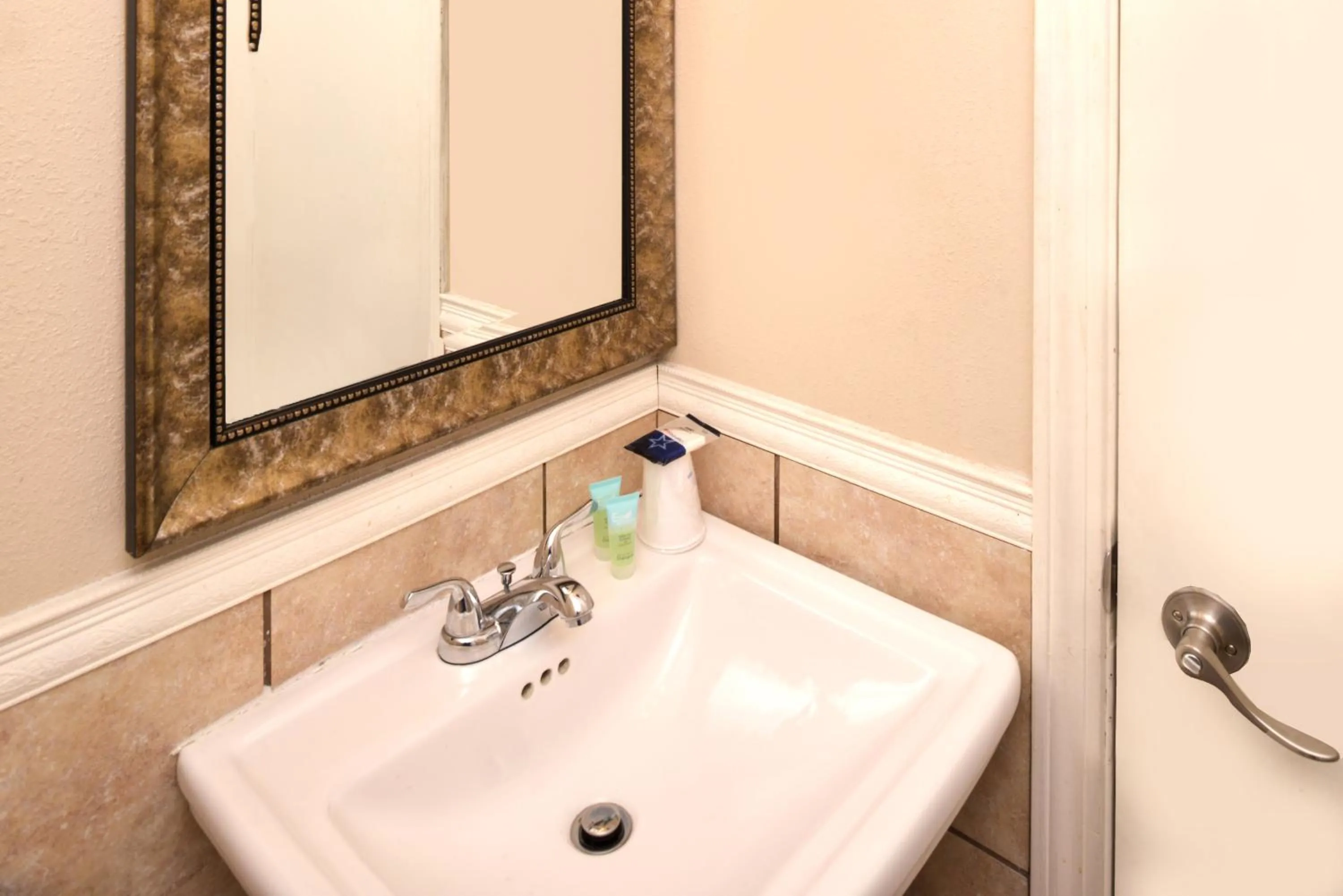 Bathroom in Motel 6 Putnam CT