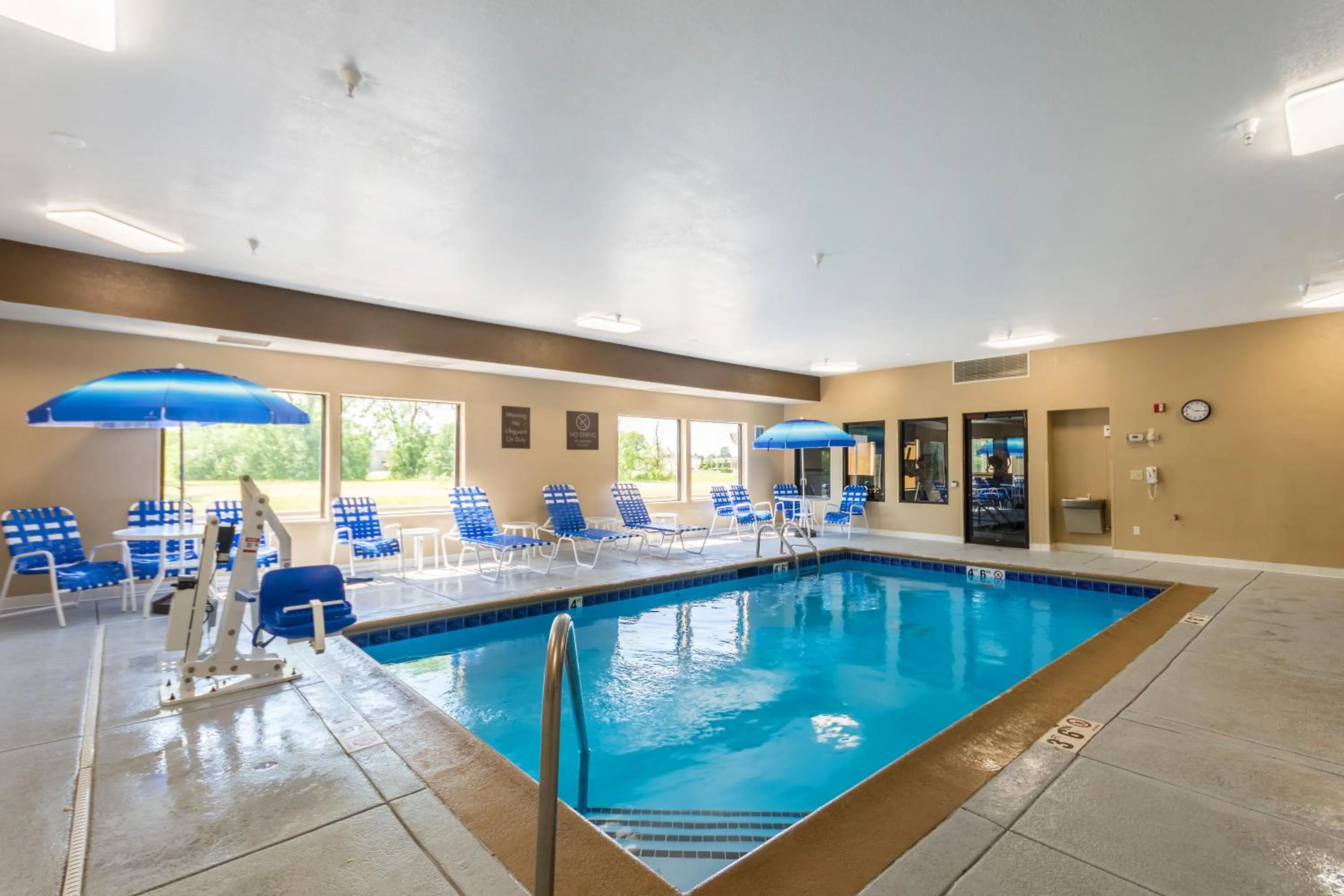 Swimming pool in Comfort Inn & Suites North Aurora - Naperville