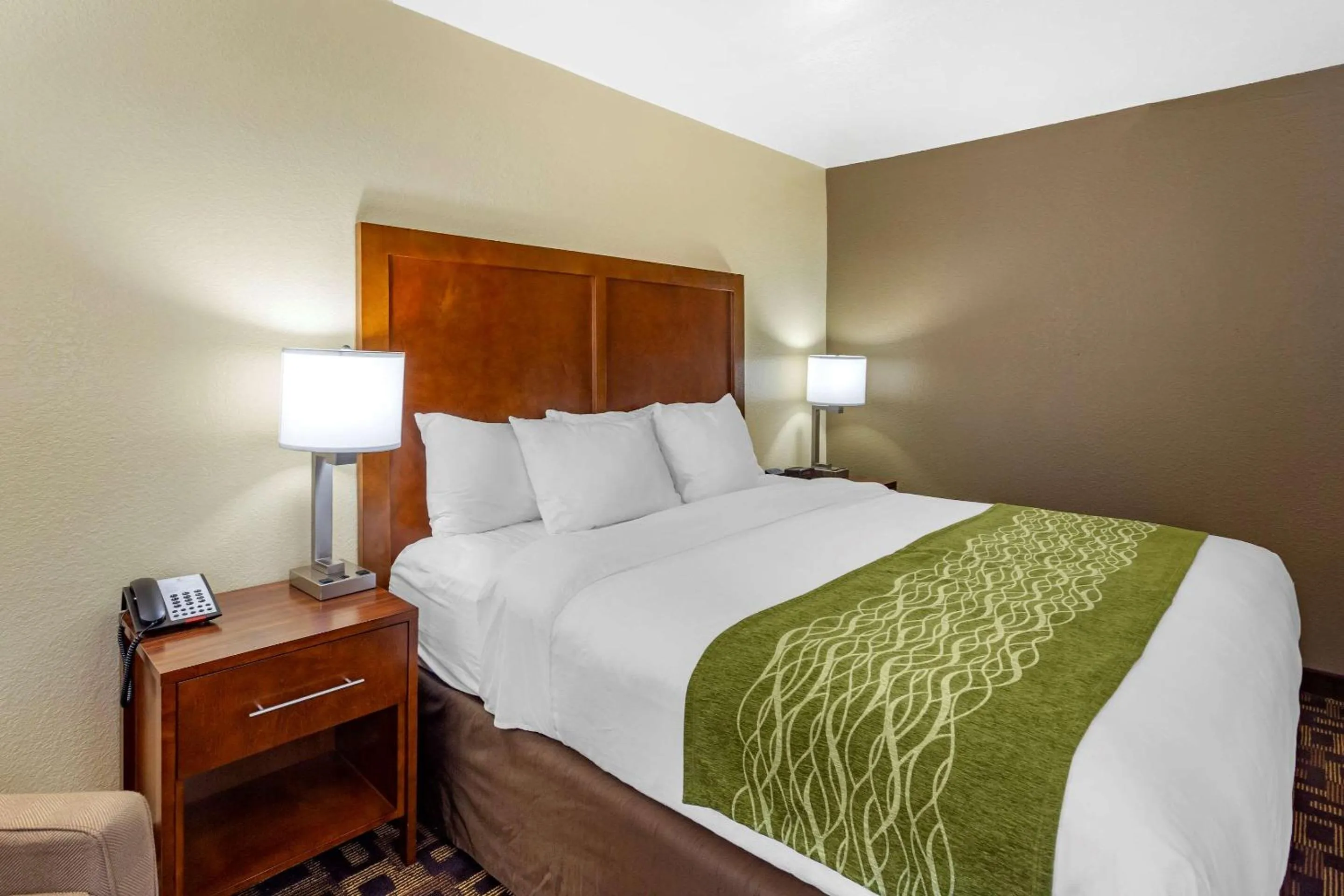 Photo of the whole room, Bed in Comfort Inn & Suites North Aurora - Naperville