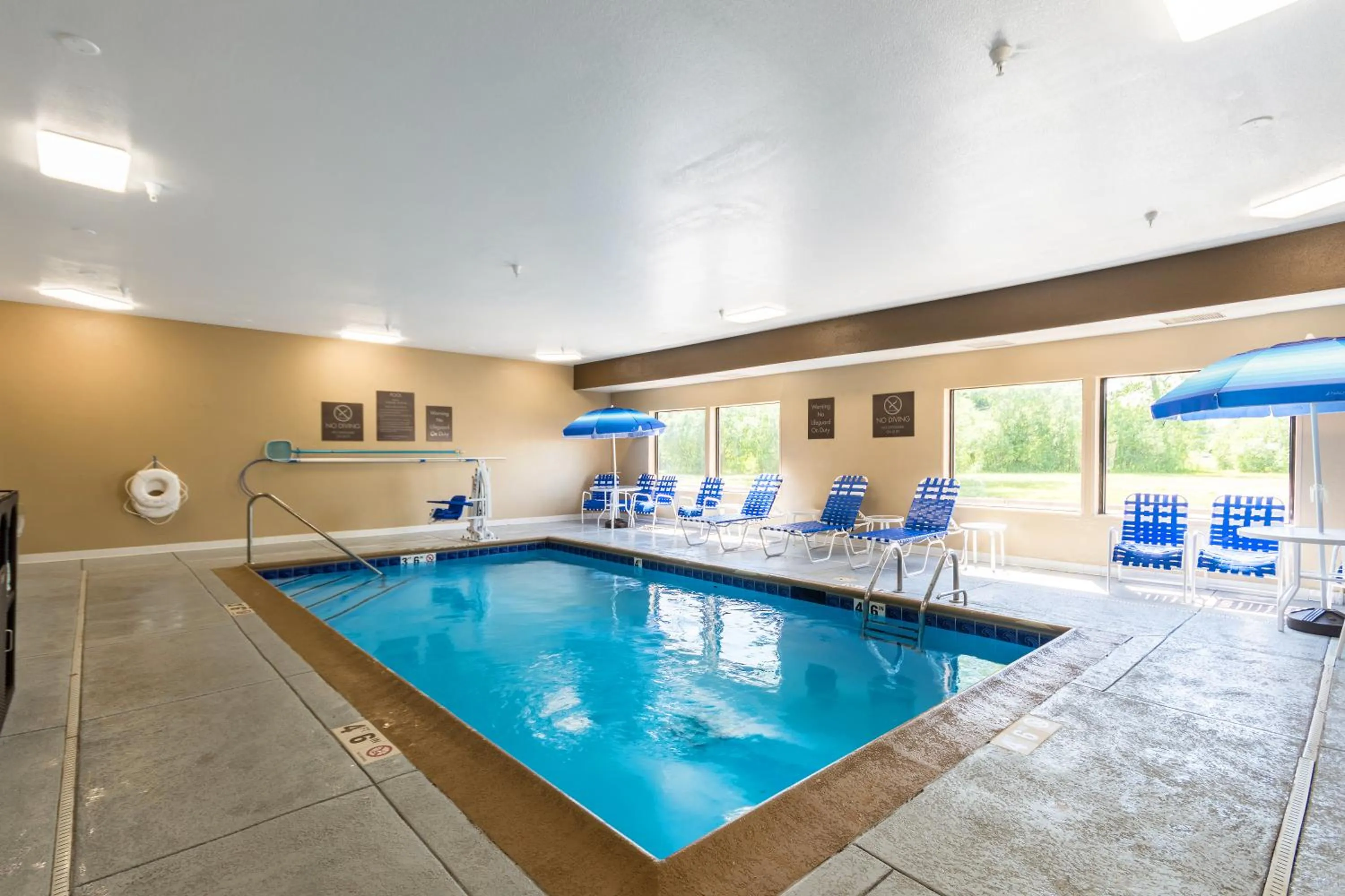 Swimming pool in Comfort Inn & Suites North Aurora - Naperville