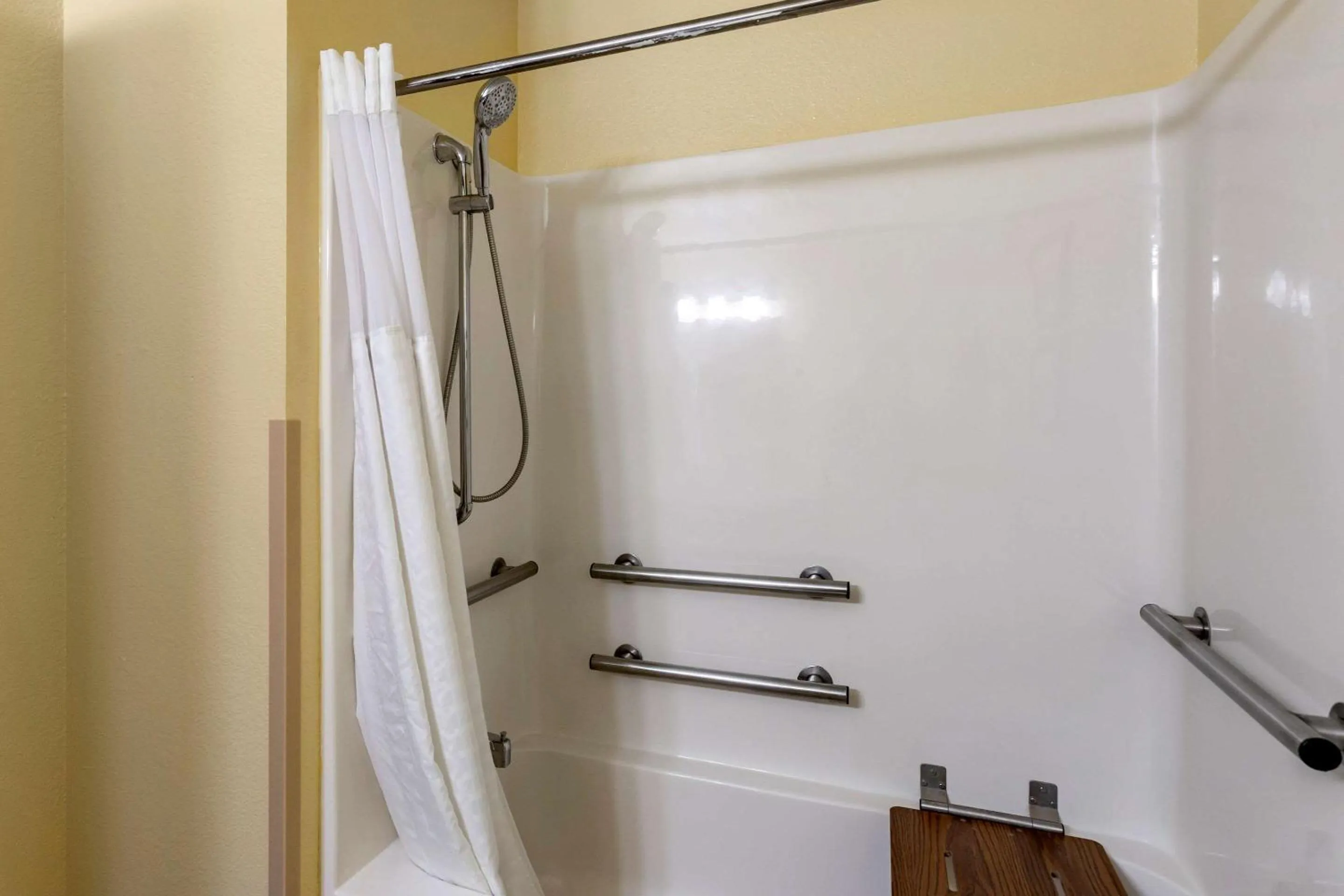 Bathroom in Comfort Inn & Suites North Aurora - Naperville