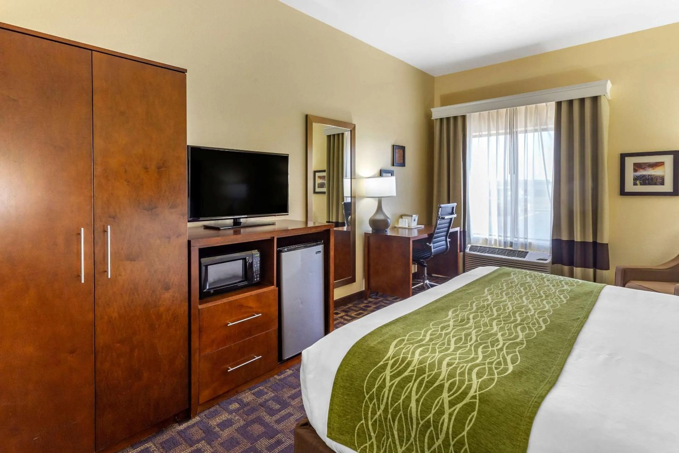 Photo of the whole room, Bed in Comfort Inn & Suites North Aurora - Naperville