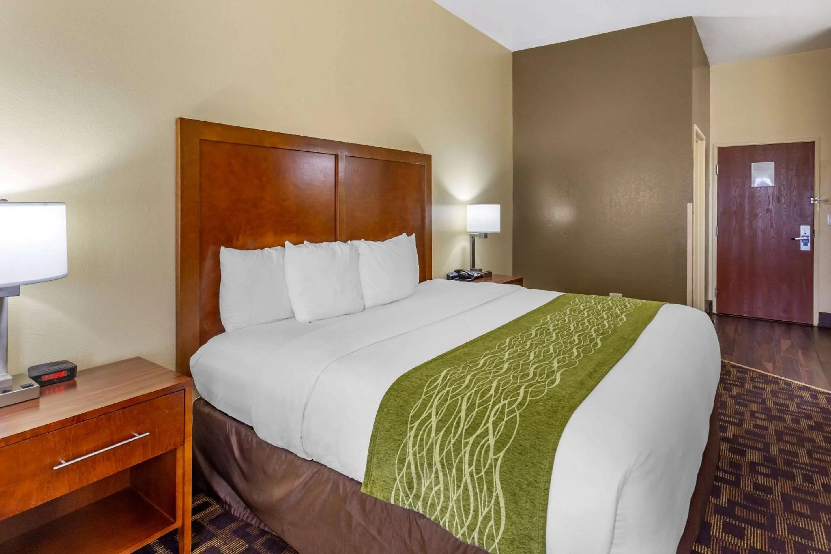 Photo of the whole room, Bed in Comfort Inn & Suites North Aurora - Naperville