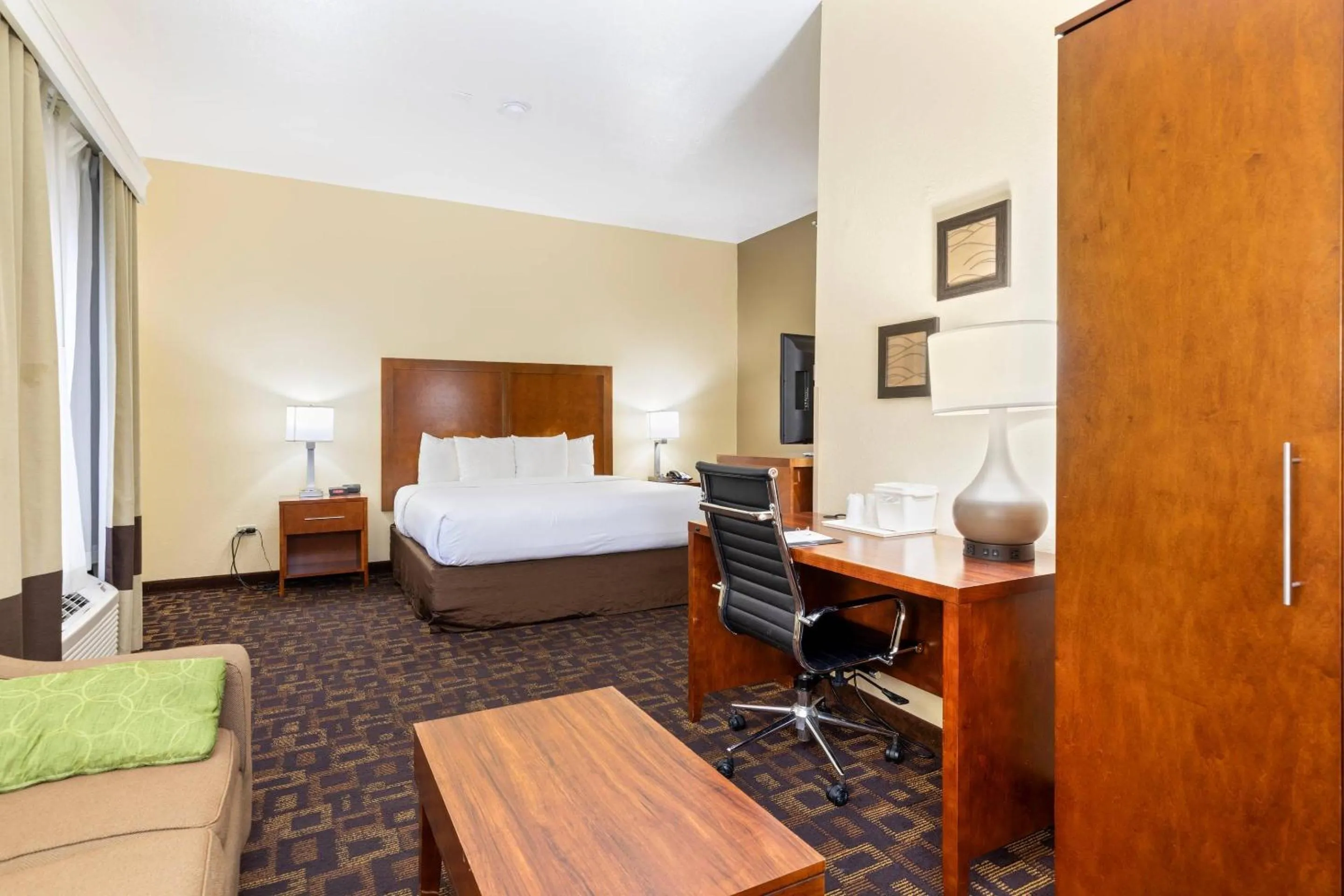 Bedroom, Bed in Comfort Inn & Suites North Aurora - Naperville