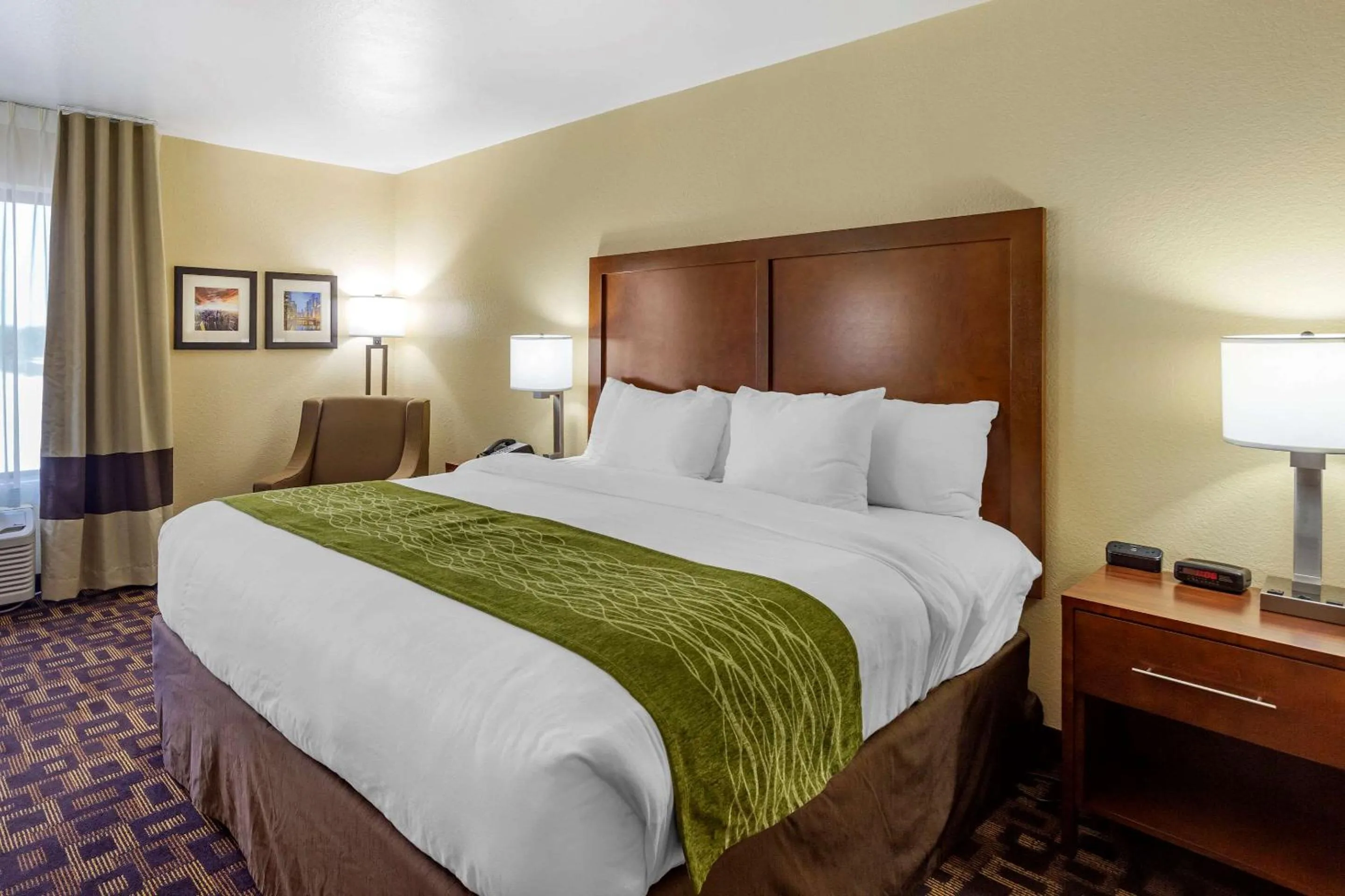 Bedroom, Bed in Comfort Inn & Suites North Aurora - Naperville