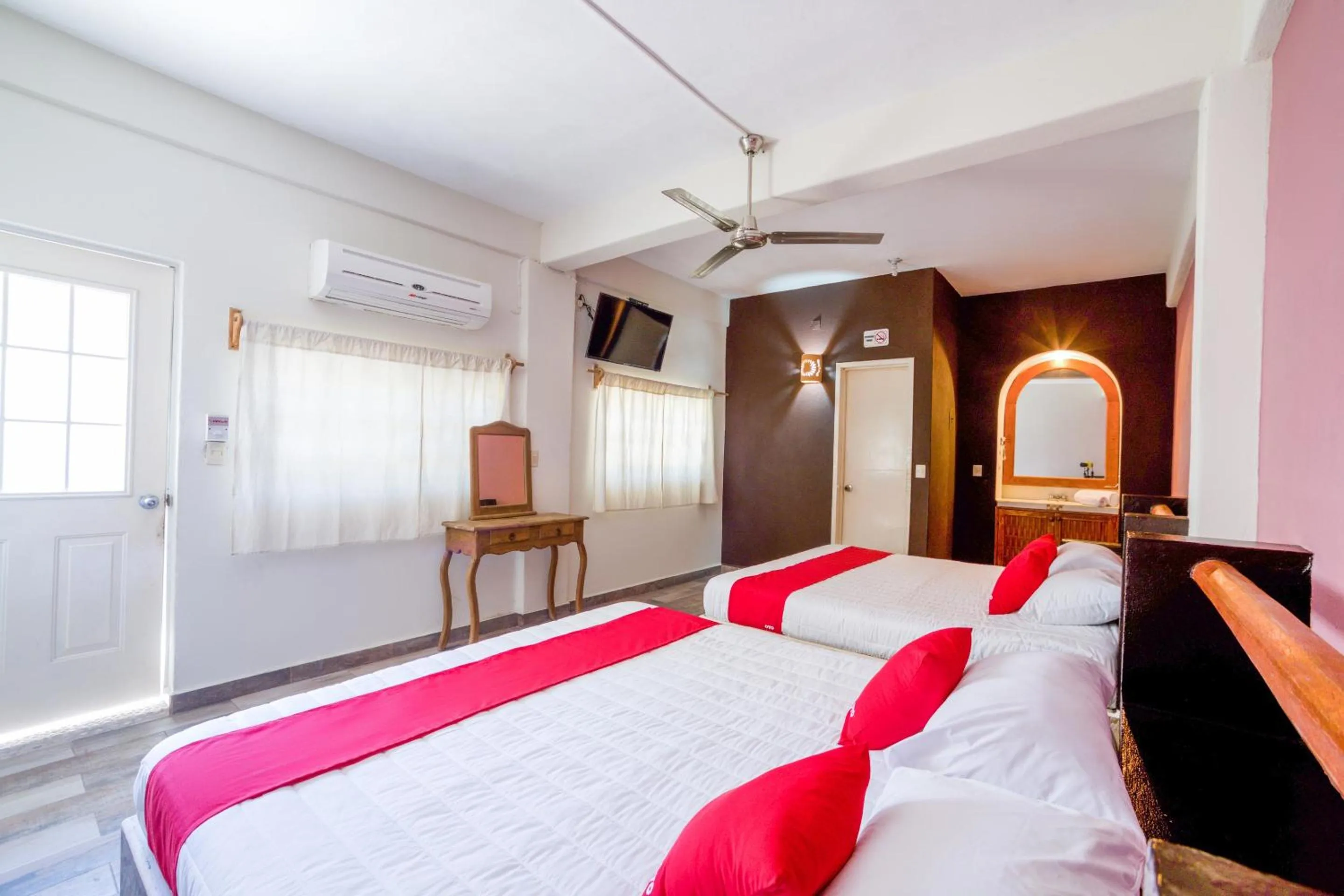 Bedroom in OYO Hotel Posada Lys, Zihuatanejo