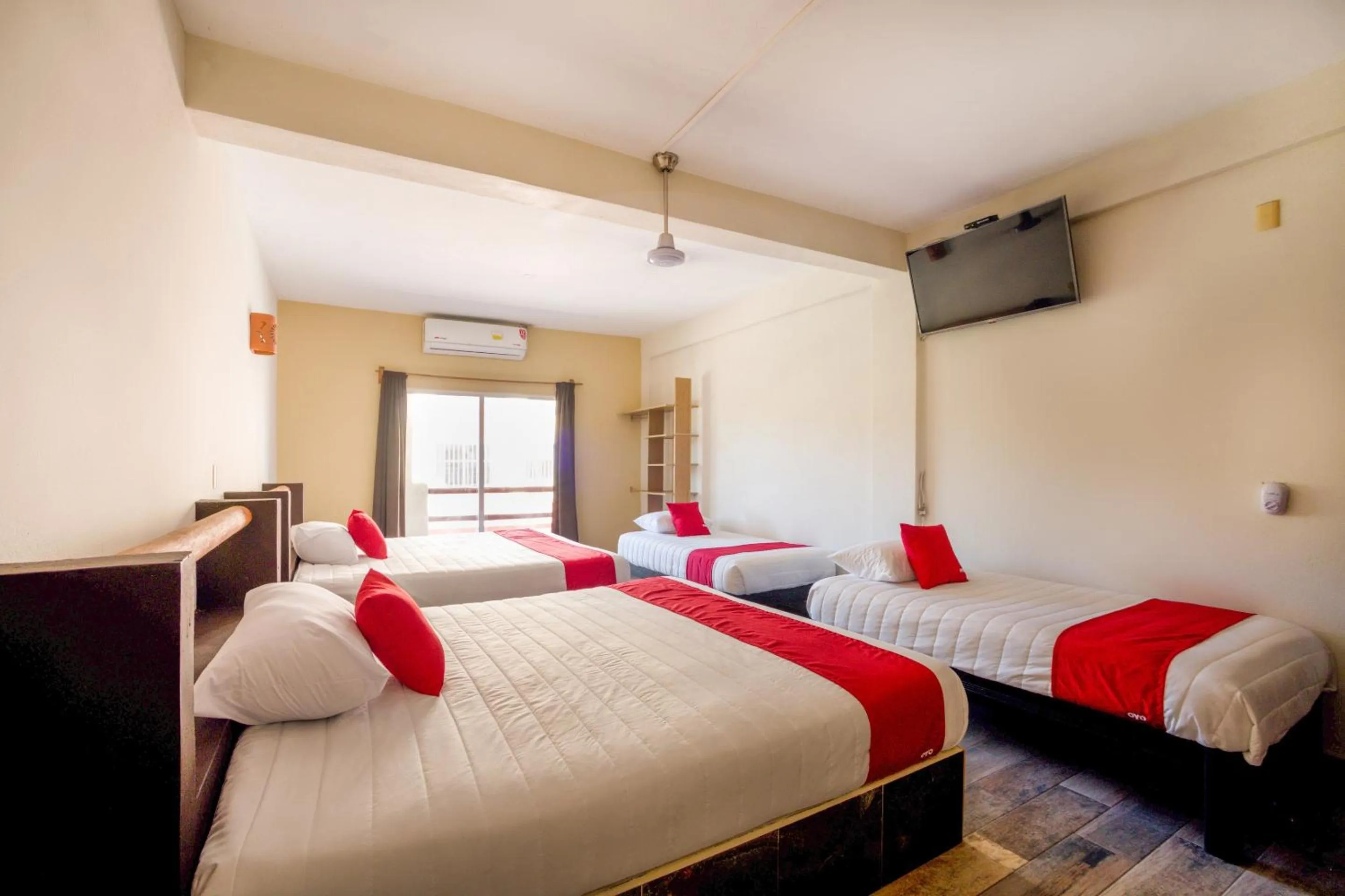 Bedroom in OYO Hotel Posada Lys, Zihuatanejo