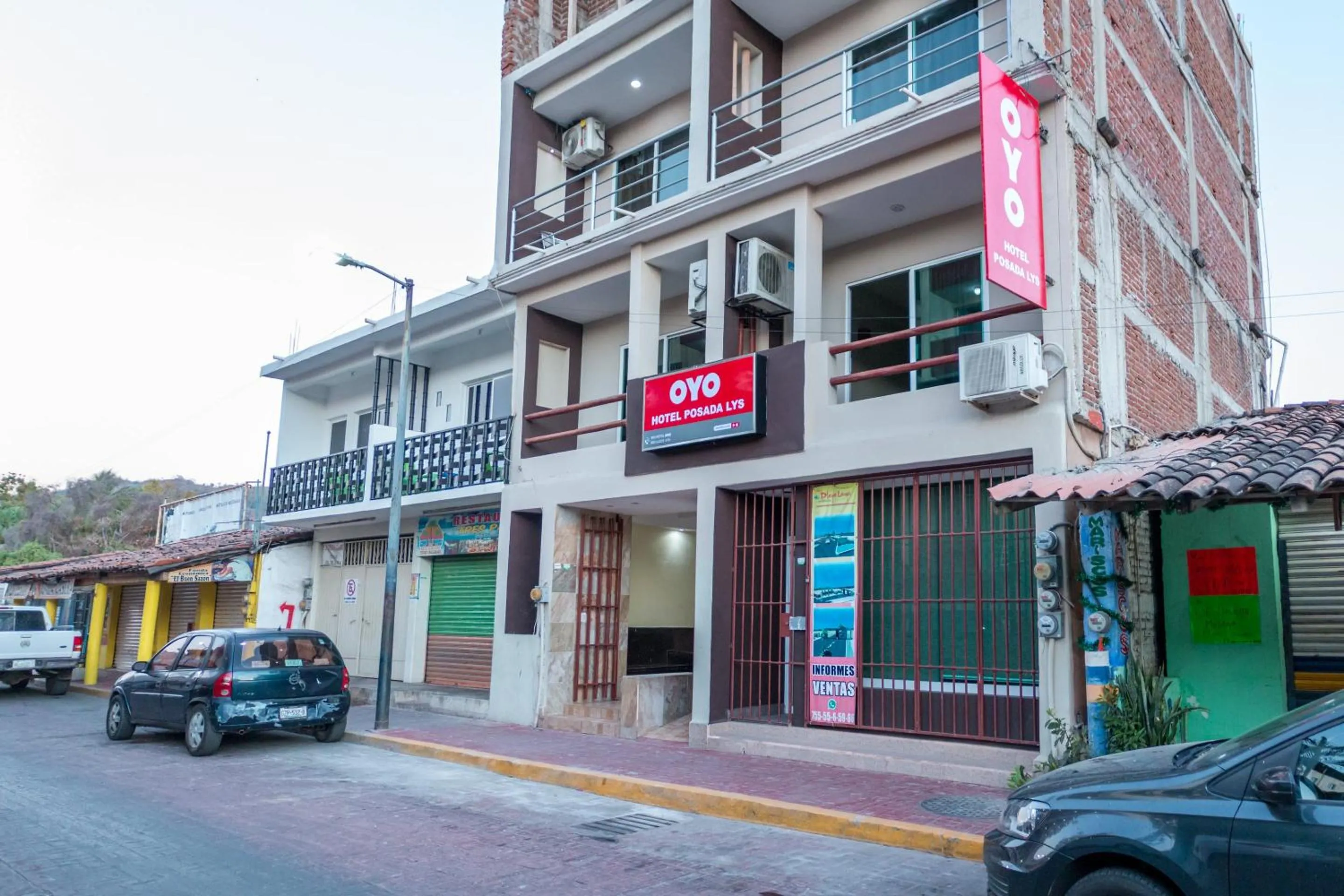 Facade/entrance in OYO Hotel Posada Lys, Zihuatanejo