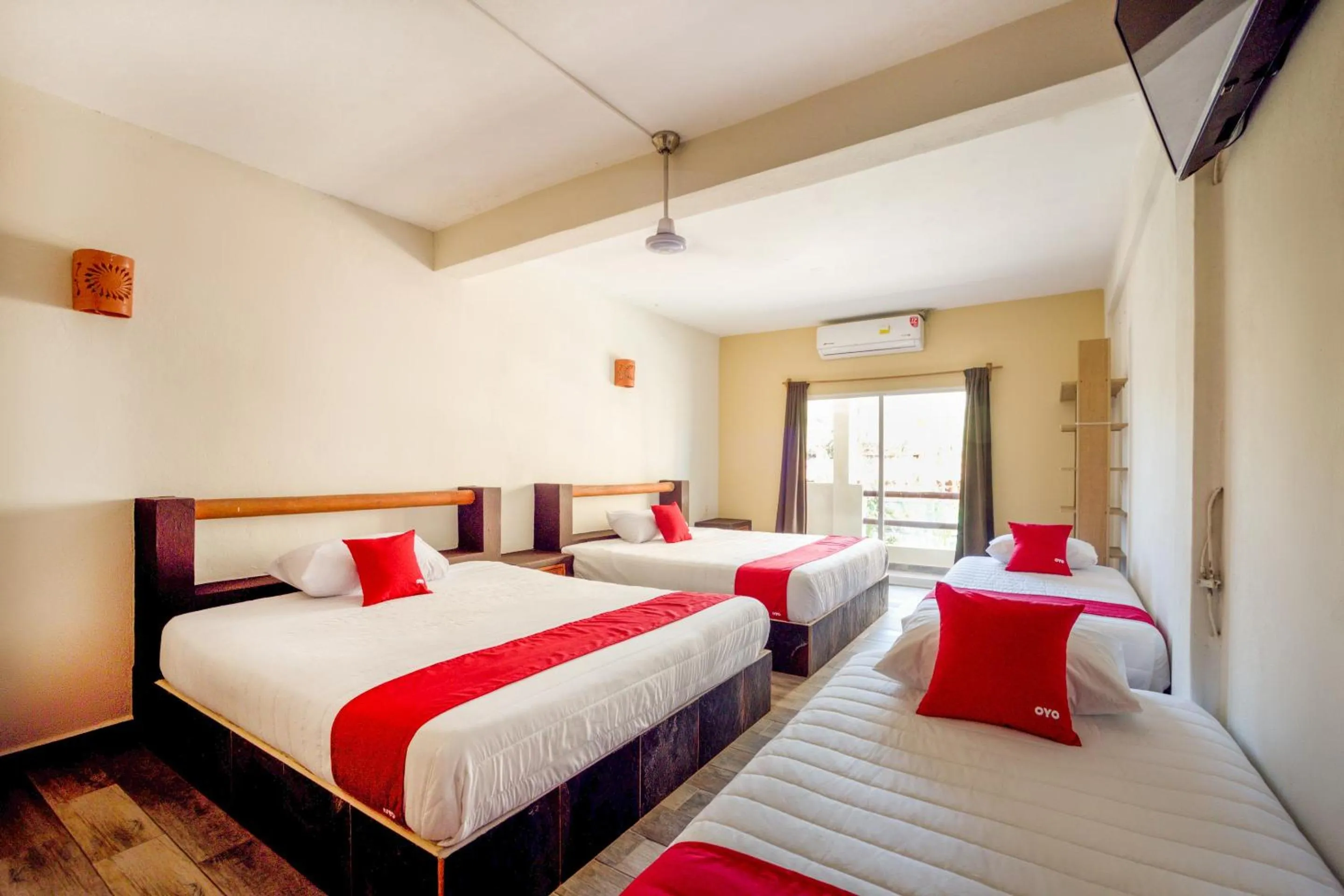 Bedroom in OYO Hotel Posada Lys, Zihuatanejo