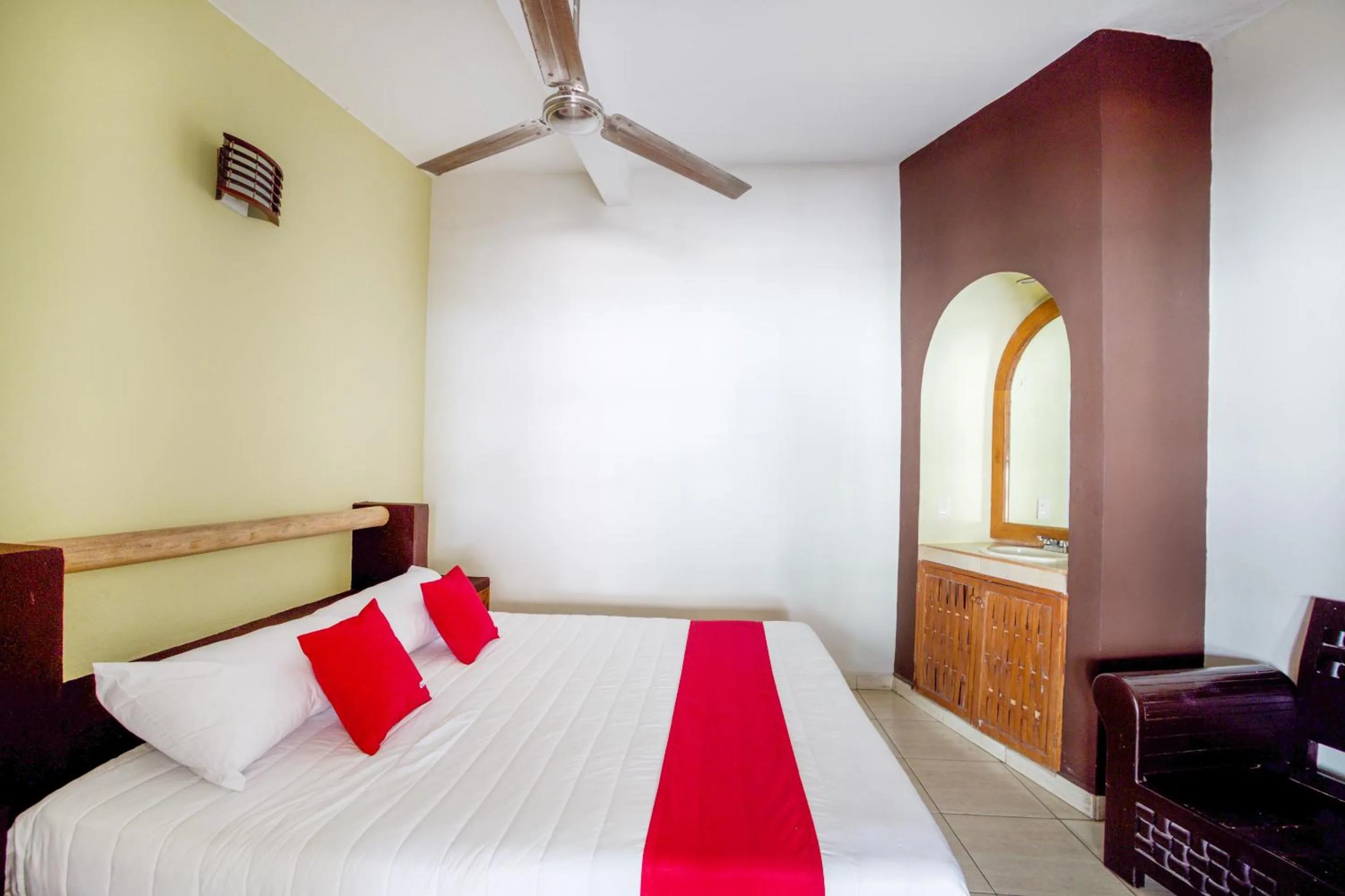 Bedroom in OYO Hotel Posada Lys, Zihuatanejo